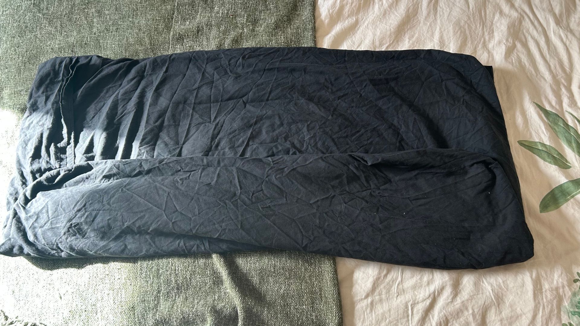 Une feuille noire repliée dans un rectangle