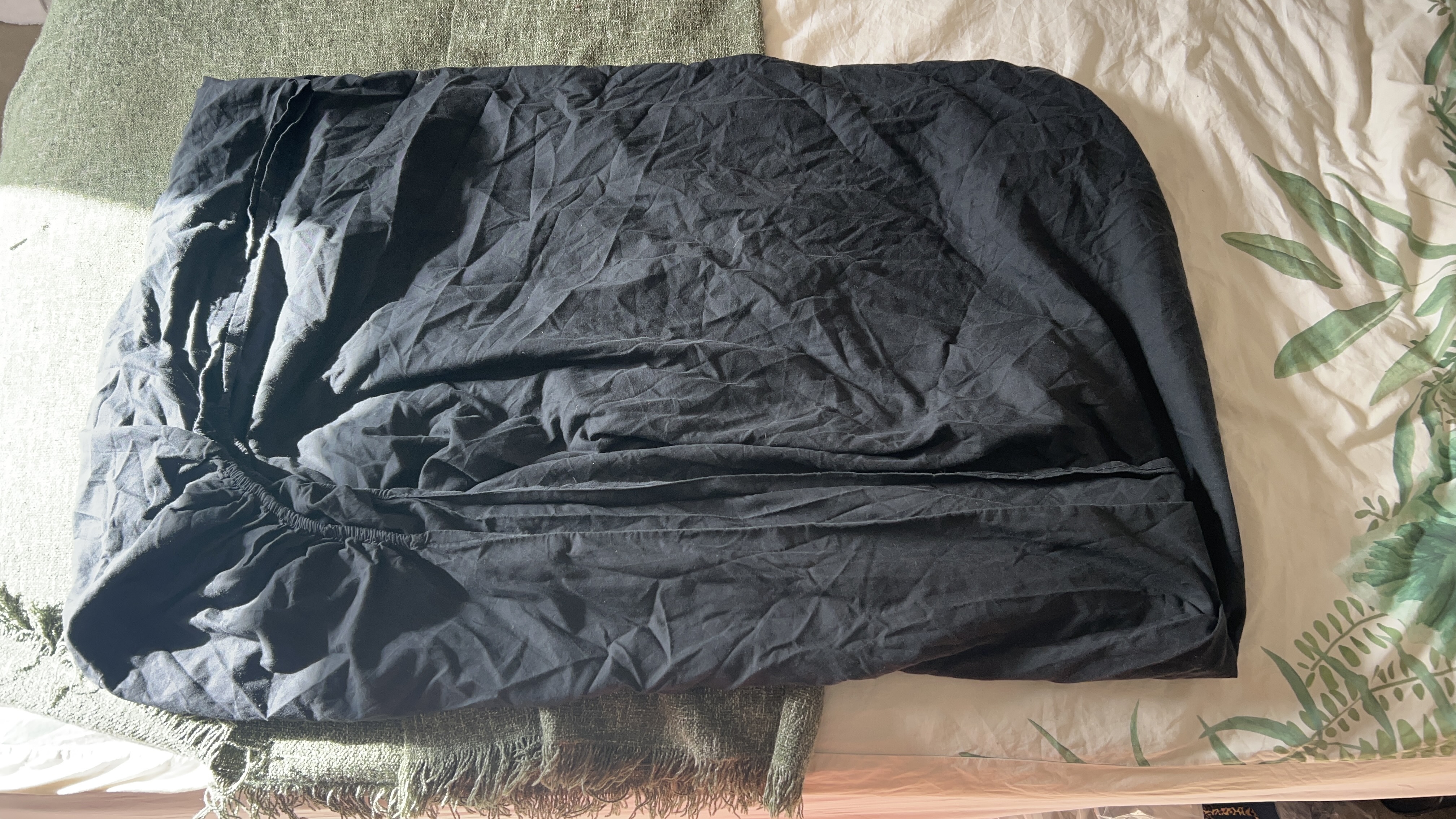 Une feuille d'ajustement noire repliée dans un rectangle