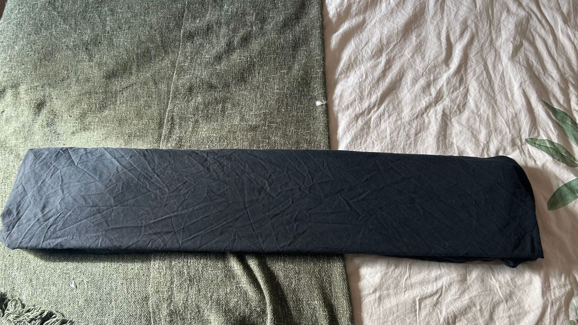 Une feuille noire repliée en tiers