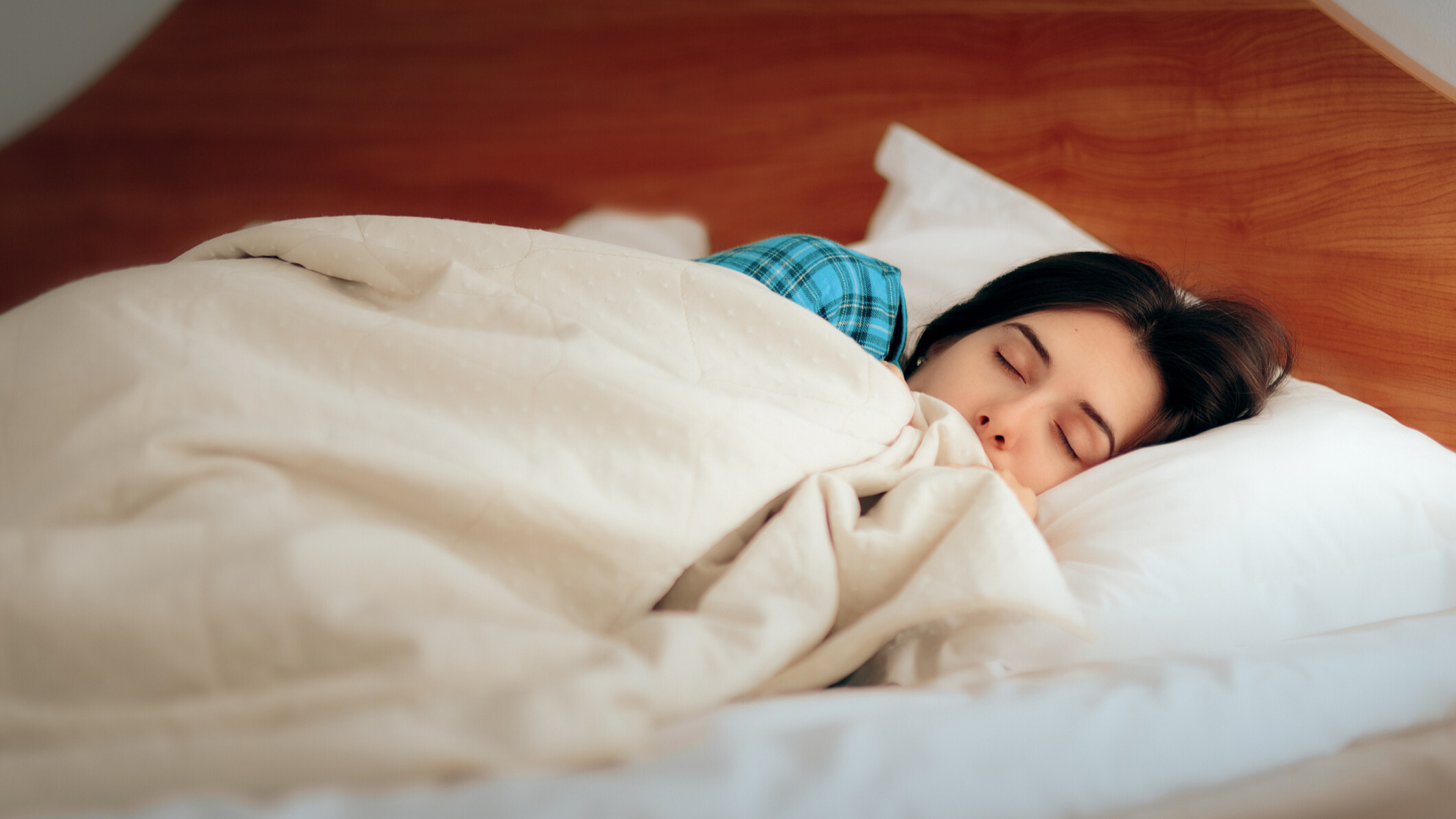 Femme dormant avec une feuille de coton