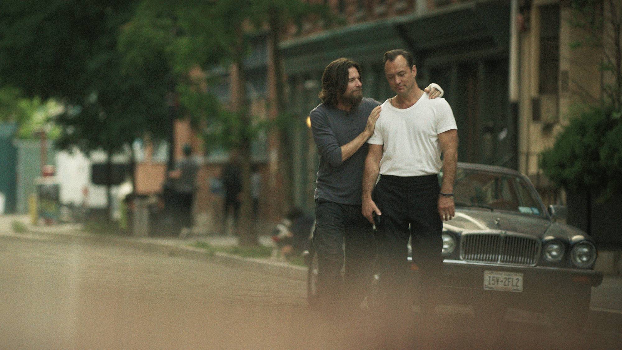 Jason Bateman et Jude Law in & quot; Black Rabbit & quot; sur Netflix