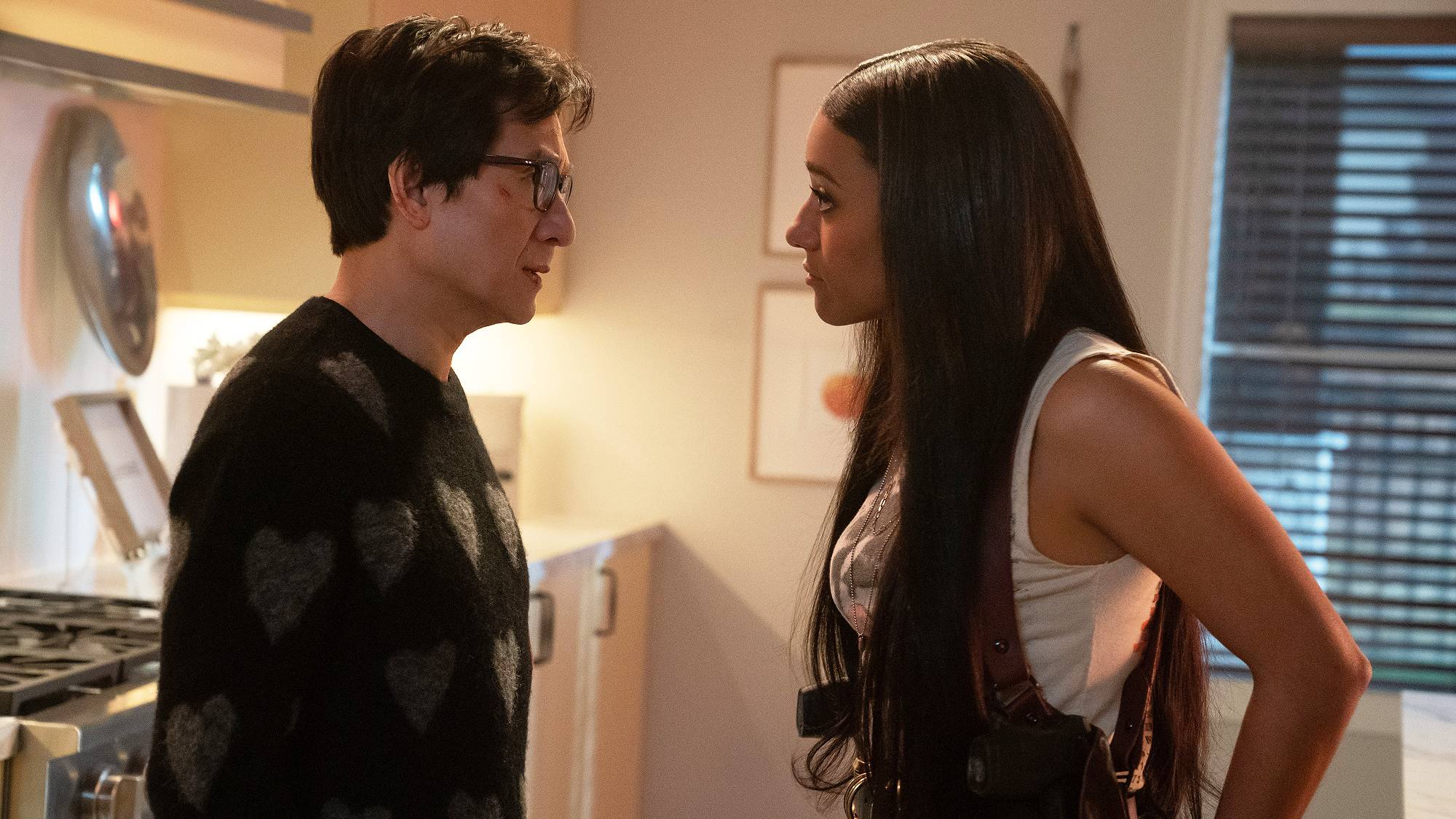 Ke Huy Quan (comme Marvin Gable) et Ariana Debose (comme Rose Carlisle) dans & quot; Love Hutts & quot;