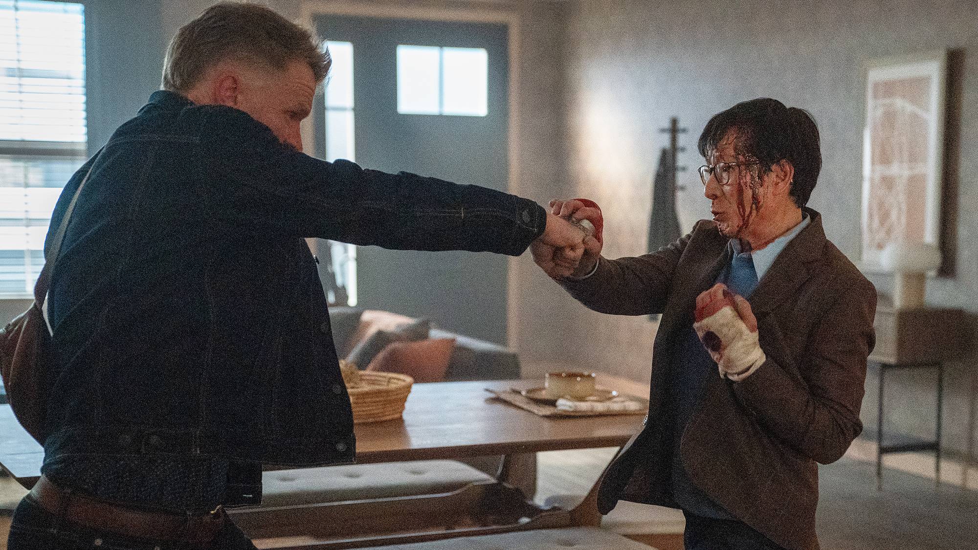 Andr & amp; eacute; Eriksen (comme Otis) et Ke Huy Quan (comme Marvin Gable) dans & quot; Love Hutts & quot;