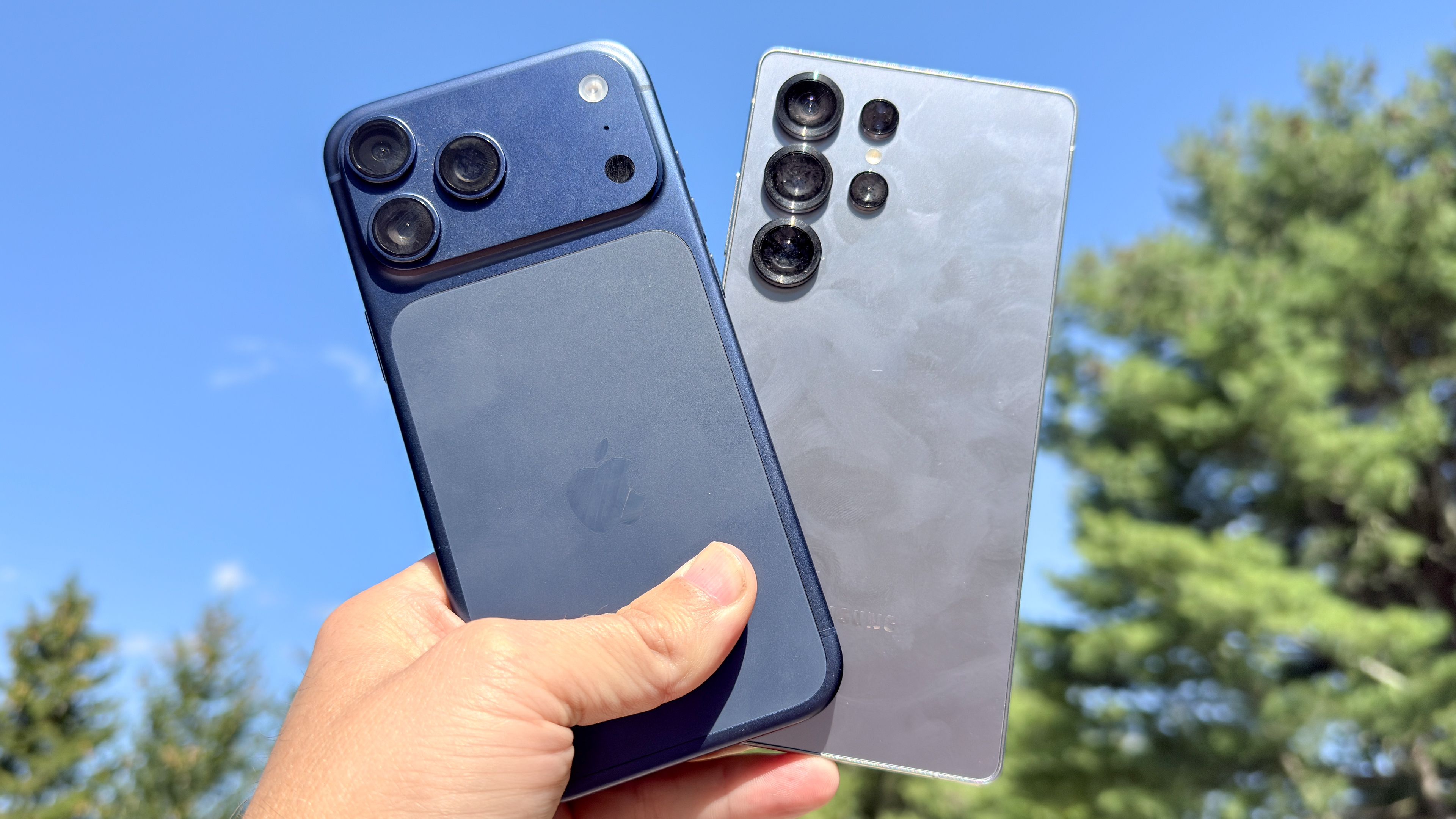 iPhone 17 Pro Max et Galaxy S25 Ultra tenu dans la main.