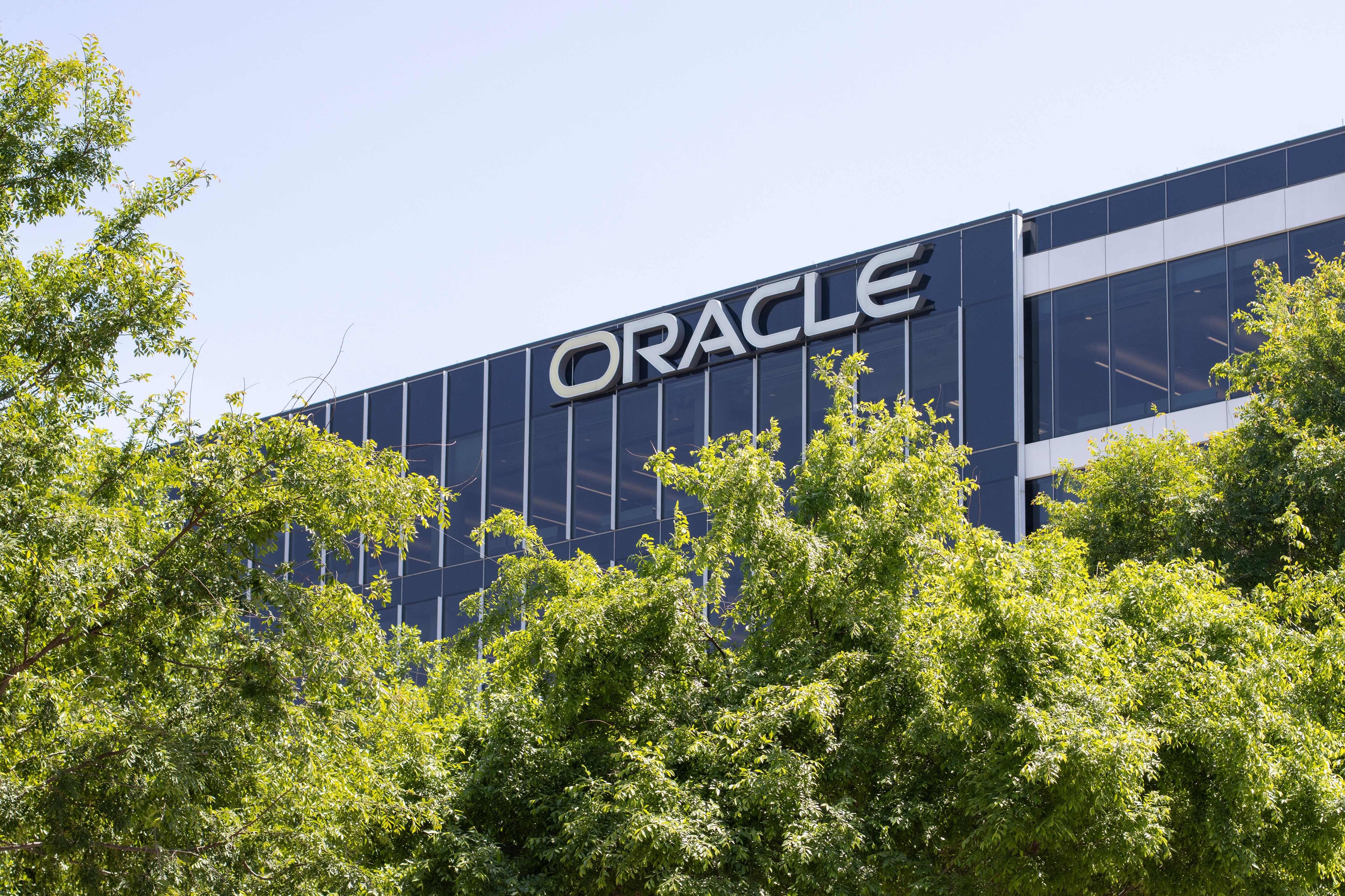 Logo Oracle sur un bâtiment