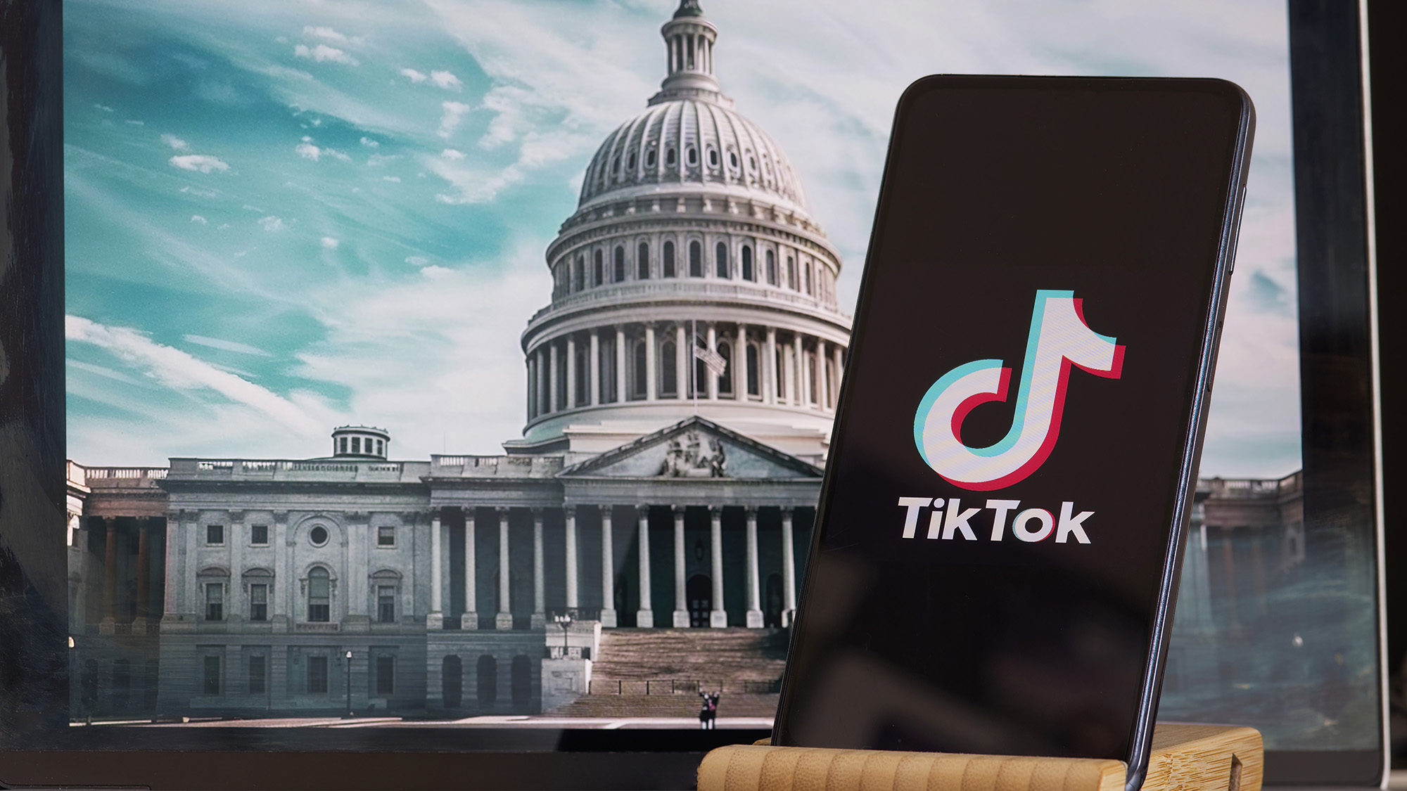 Logo Tiktok devant un bâtiment gouvernemental