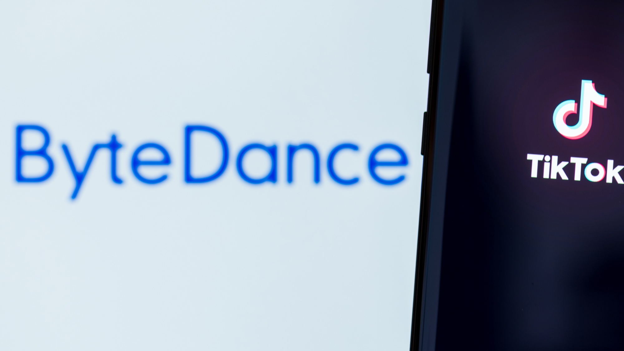 Logo ByTedance à côté du logo tiktok sur le téléphone