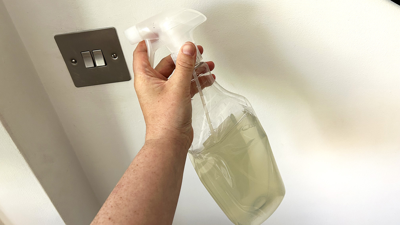 Spray de nettoyage fait maison contre un mur blanc