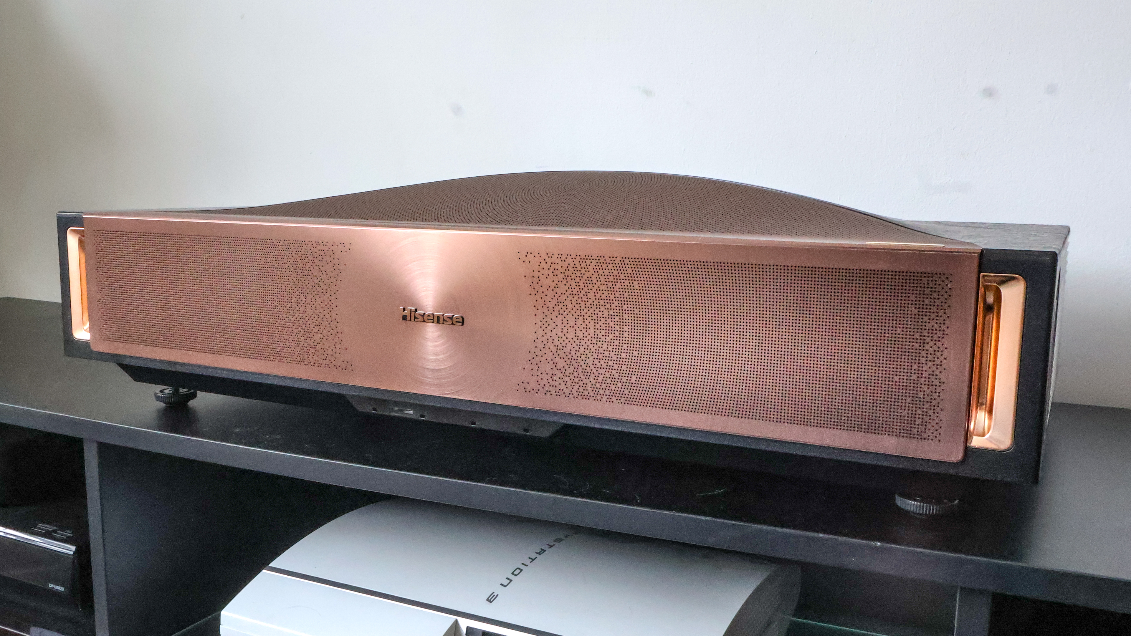 Le projecteur Hissense L9Q UST dans un salon