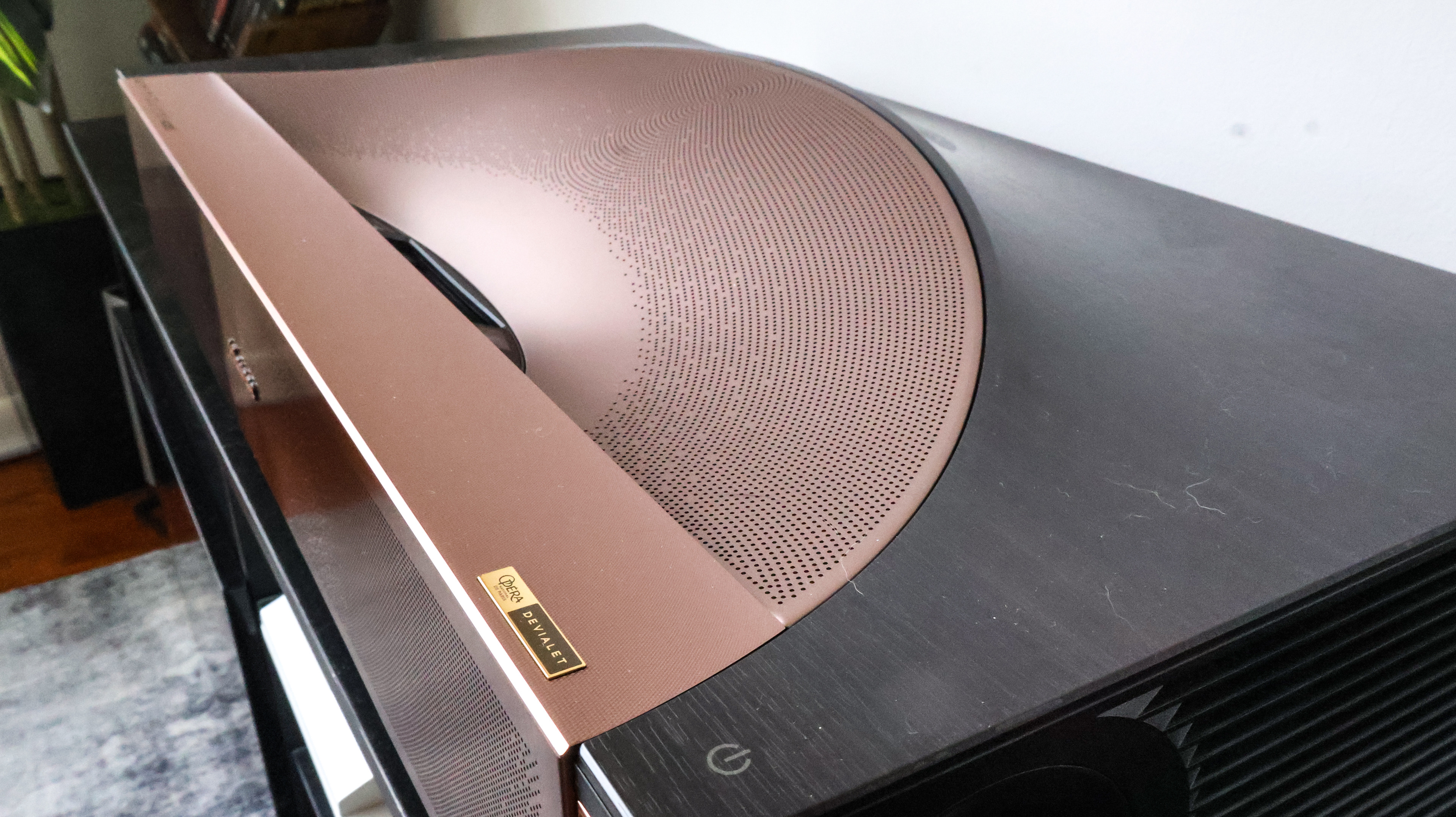 Le projecteur Hissense L9Q UST dans un salon