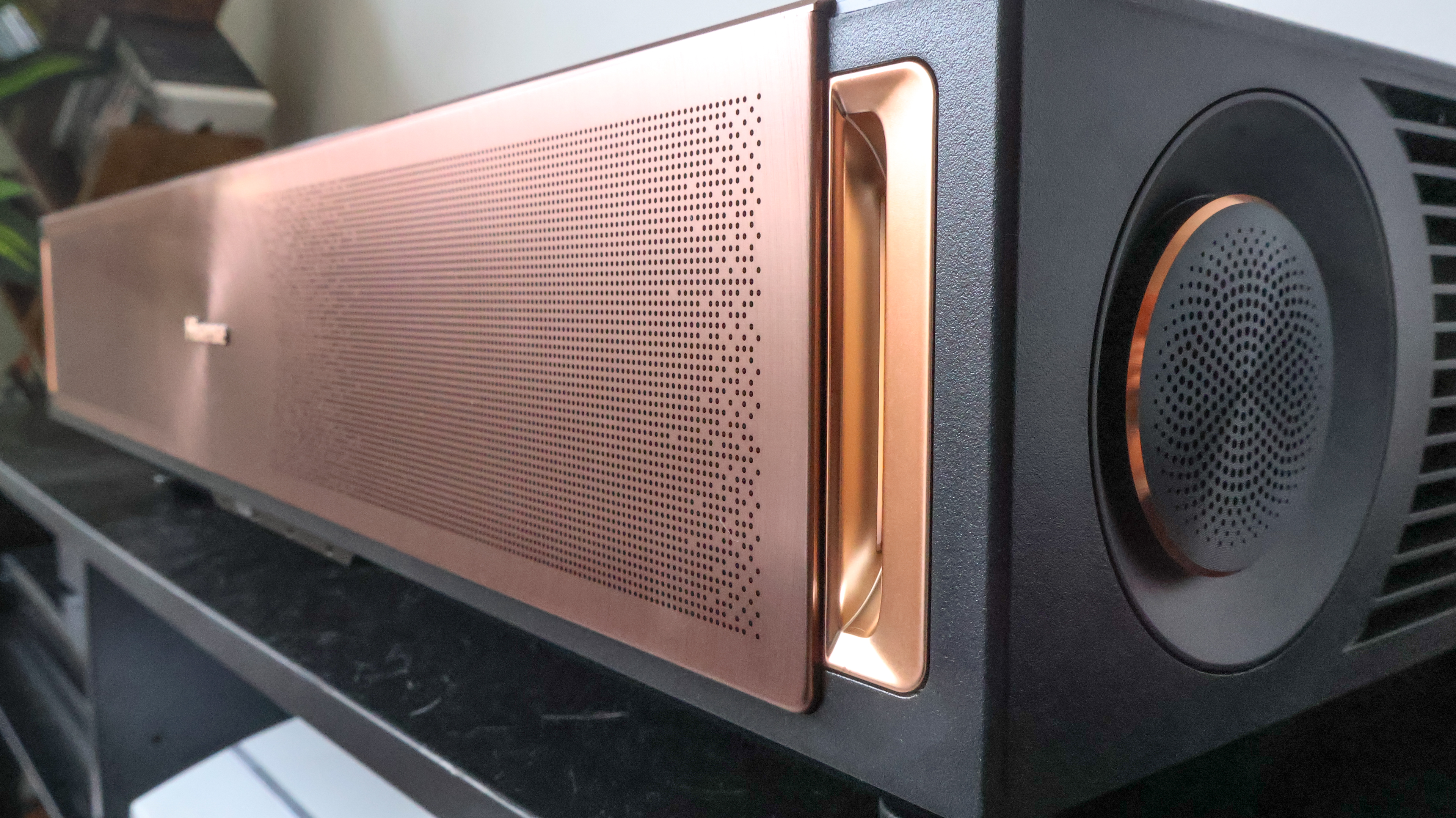 Le projecteur Hissense L9Q UST dans un salon