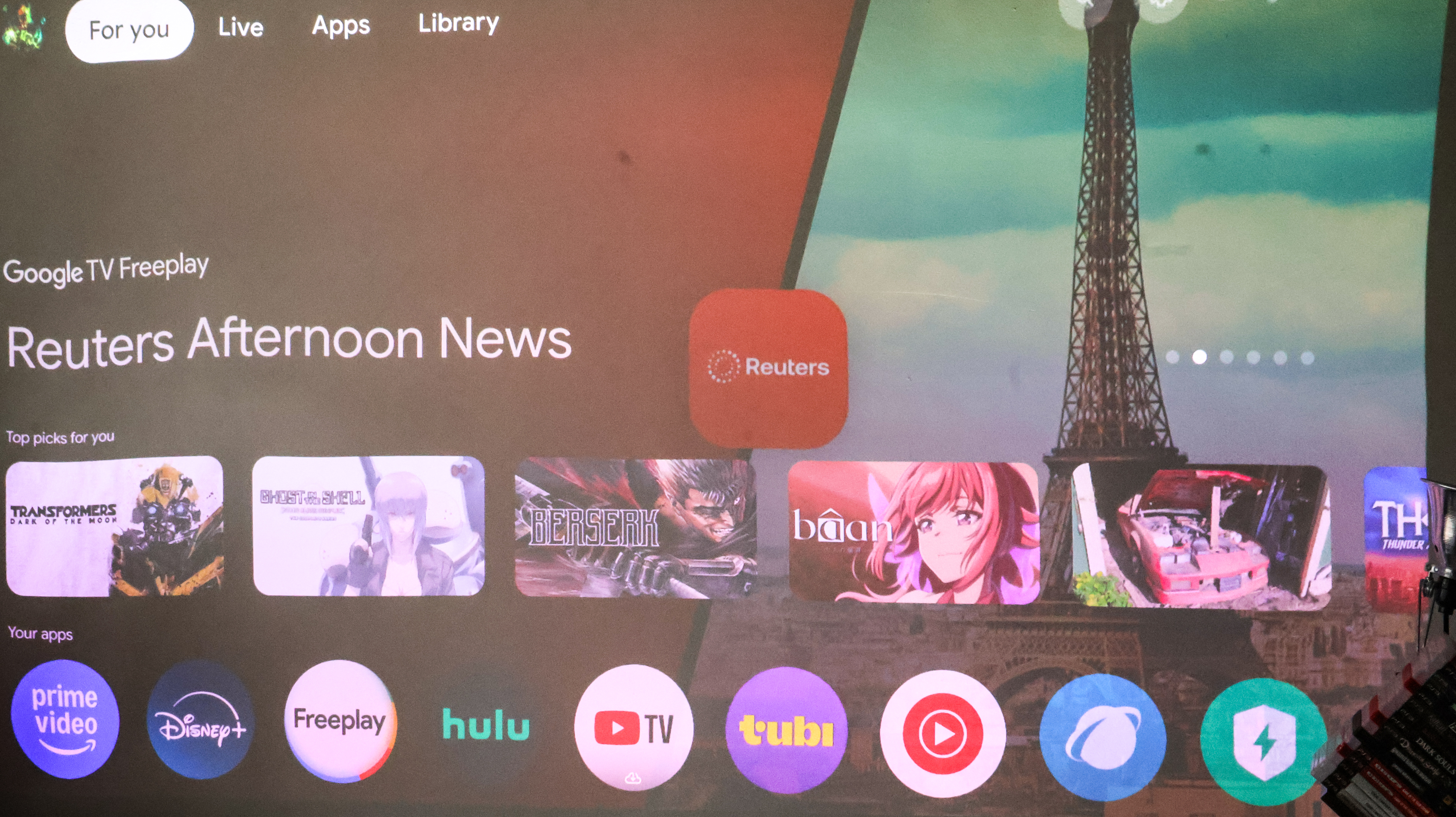 Le projecteur Hissense L9Q UST dans un salon