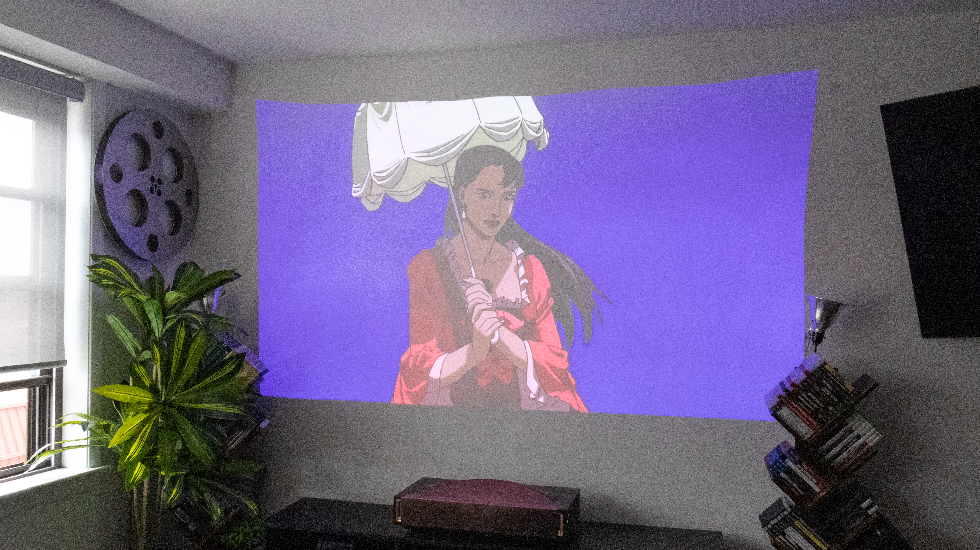 Le projecteur Hissense L9Q UST dans un salon