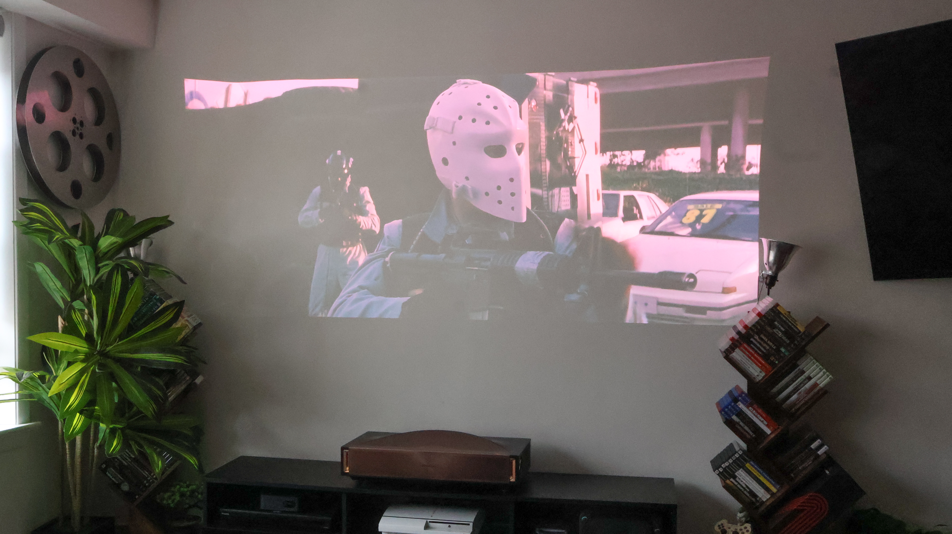 Le projecteur Hissense L9Q UST dans un salon