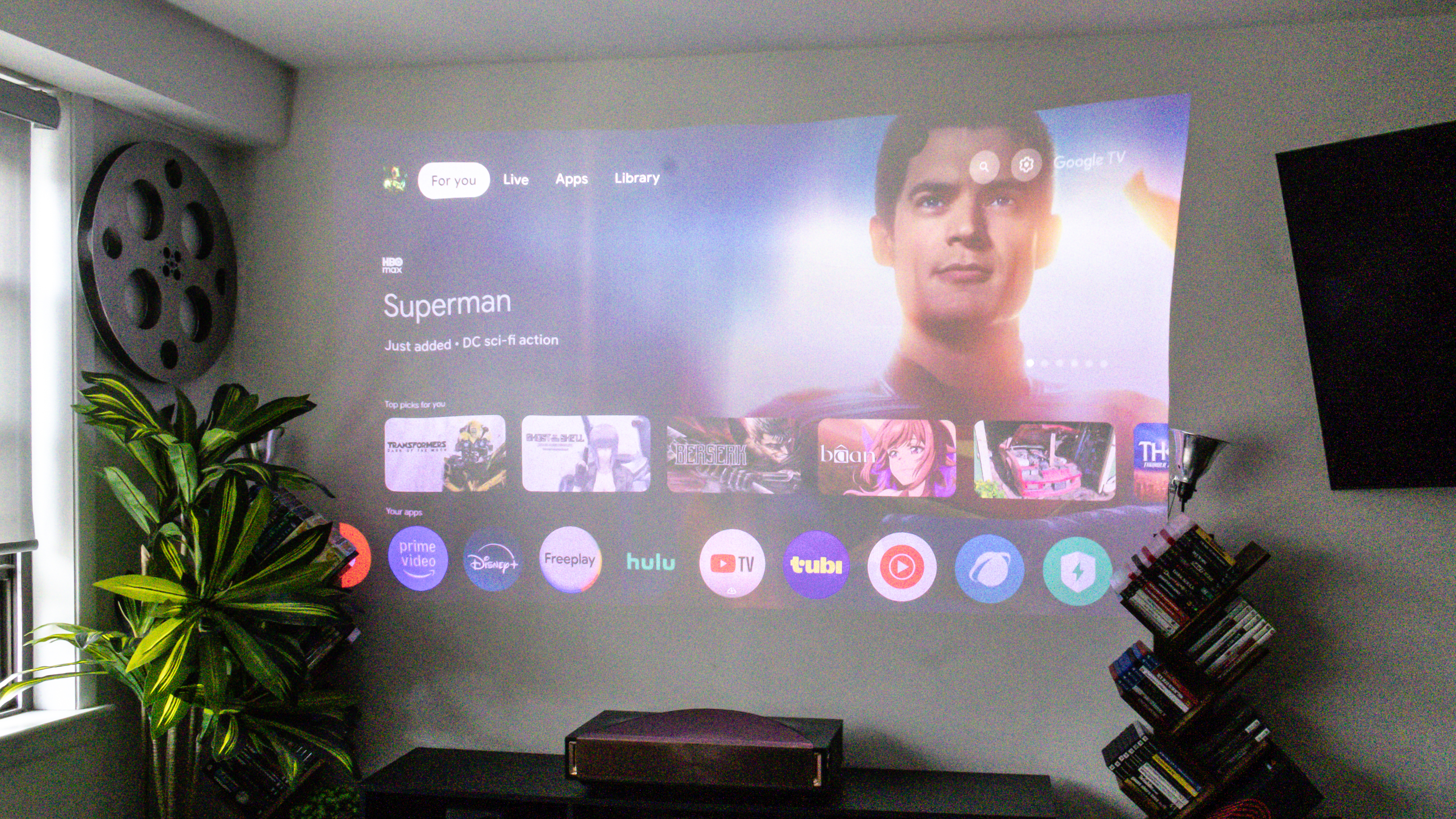 Le projecteur Hissense L9Q UST dans un salon