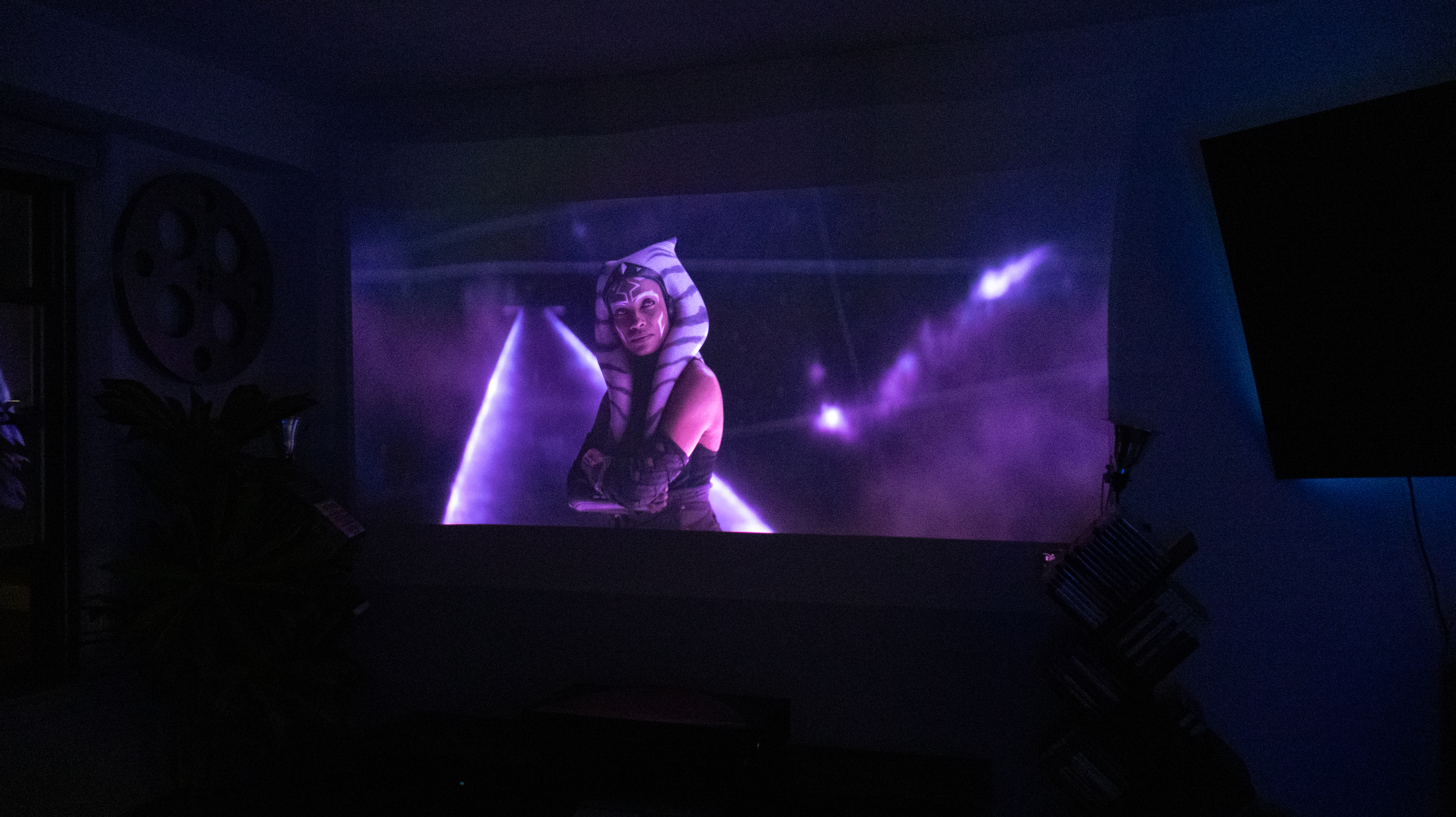 Le projecteur Hissense L9Q UST dans un salon