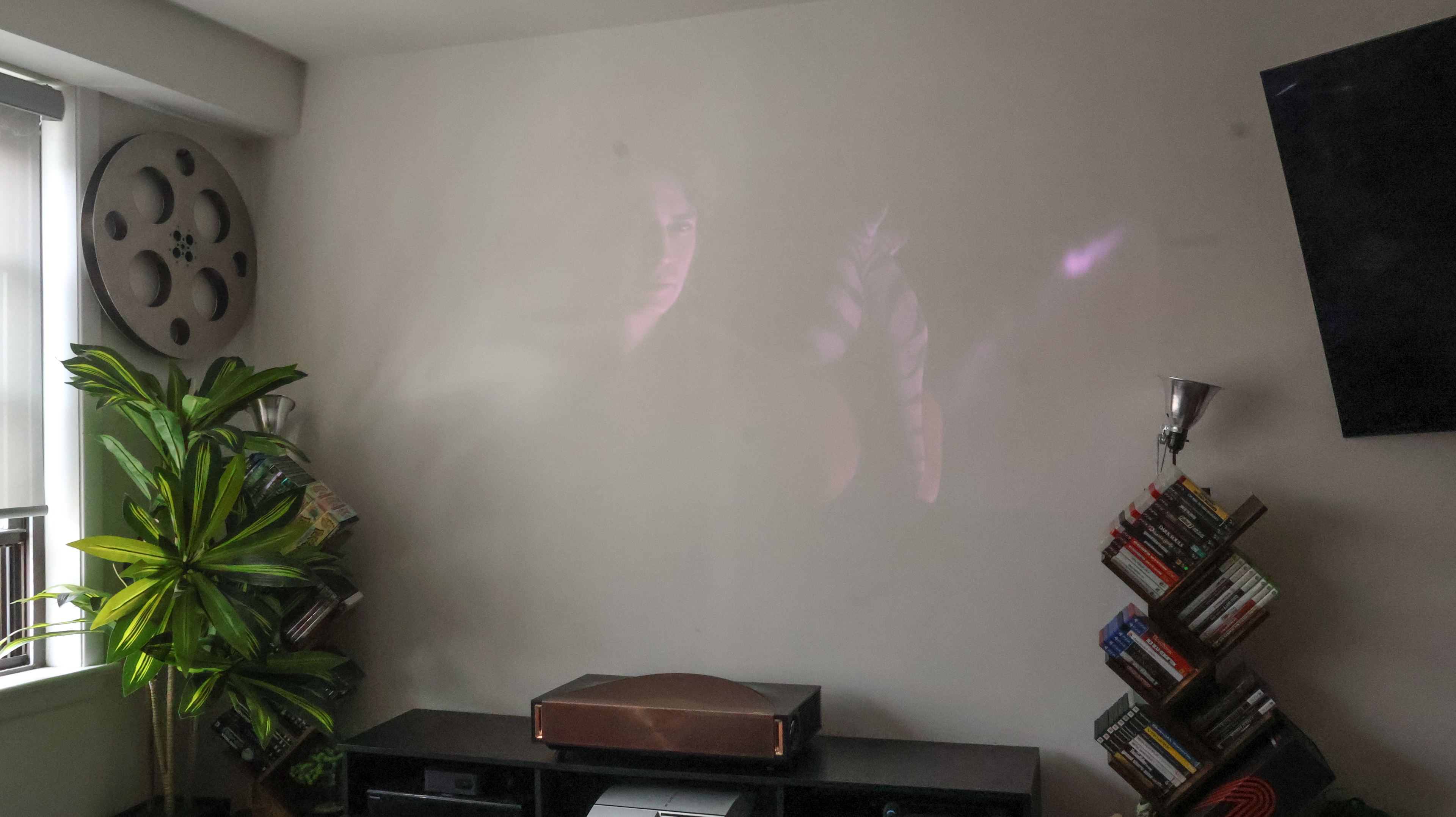 Le projecteur Hissense L9Q UST dans un salon