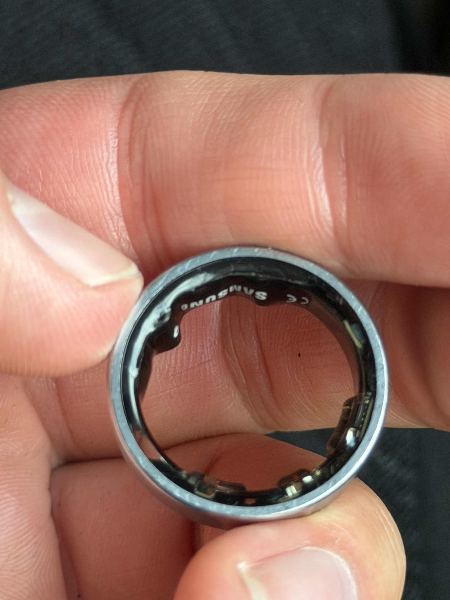 Anneau de galaxie Samsung enflé sur le doigt de Daniel Rotar