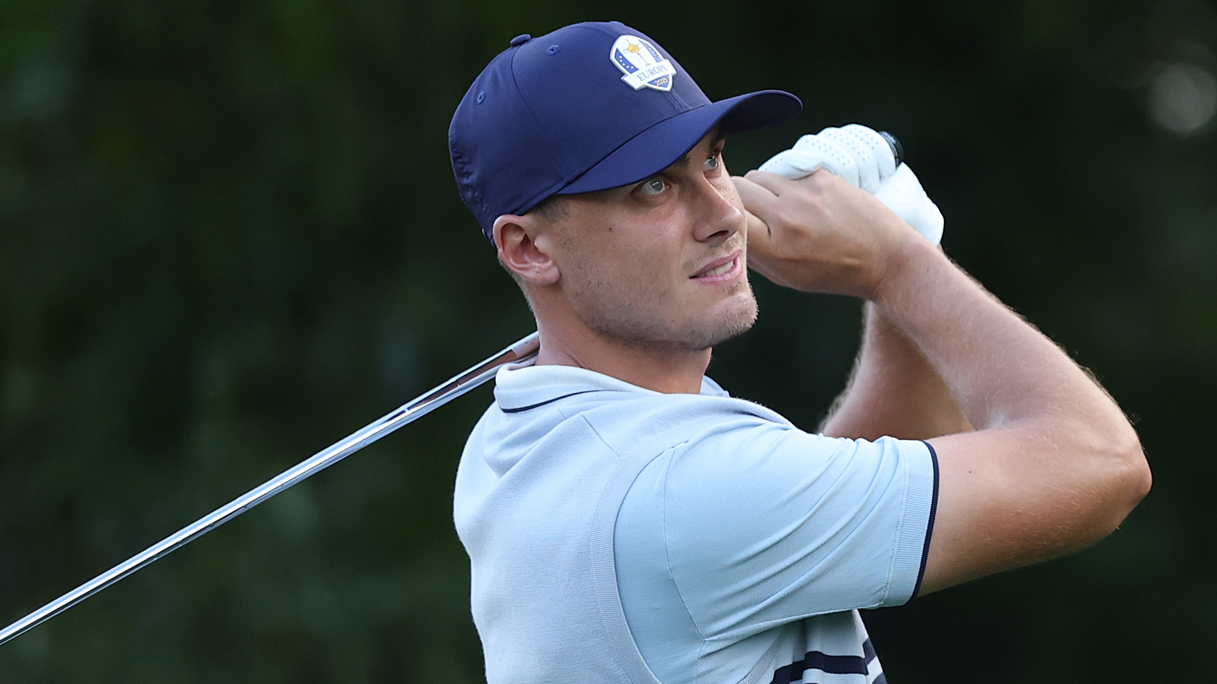 Ludvig Aberg de Team Europe joue son tir du troisième tee lors des matchs de Friday Morning Foursomes de la Ryder Cup 2025 à Black Course au Bethpage State Park Golf Course le 26 septembre 2025 à Farmingdale, New York.