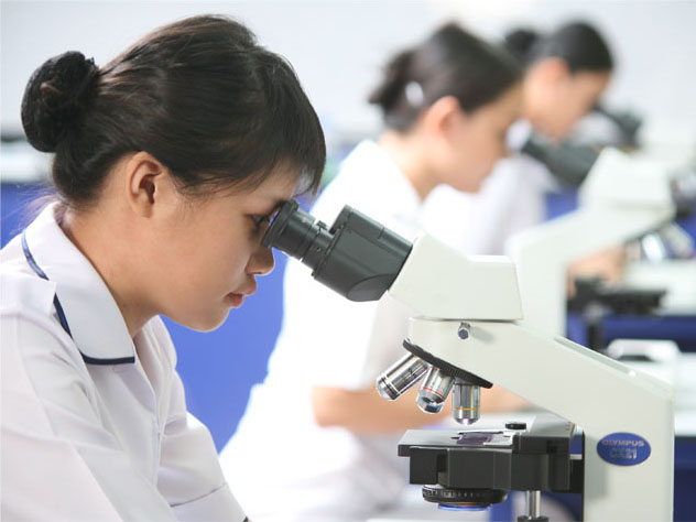 chercheur au microscope