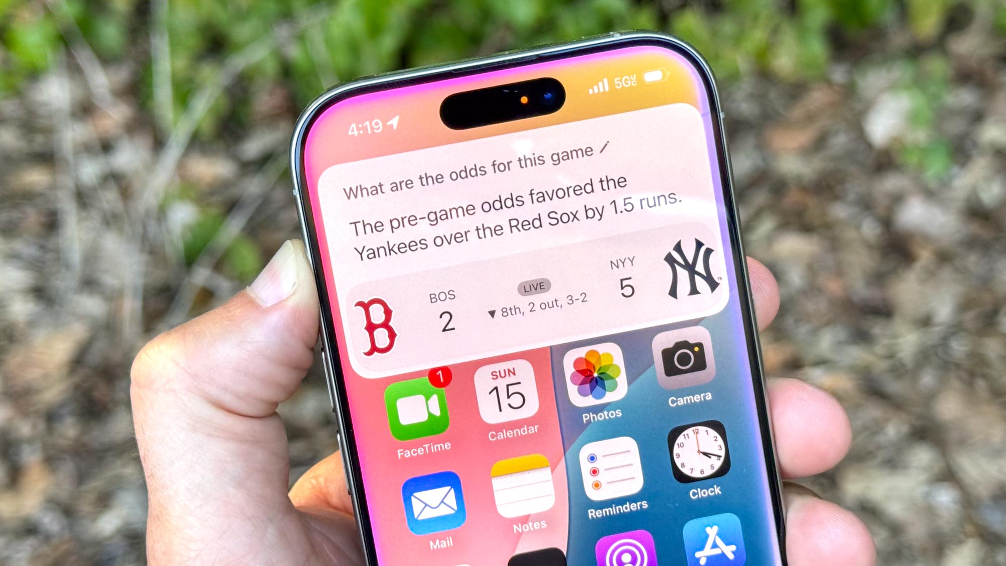 iPhone 16 Pro Max montré en main
