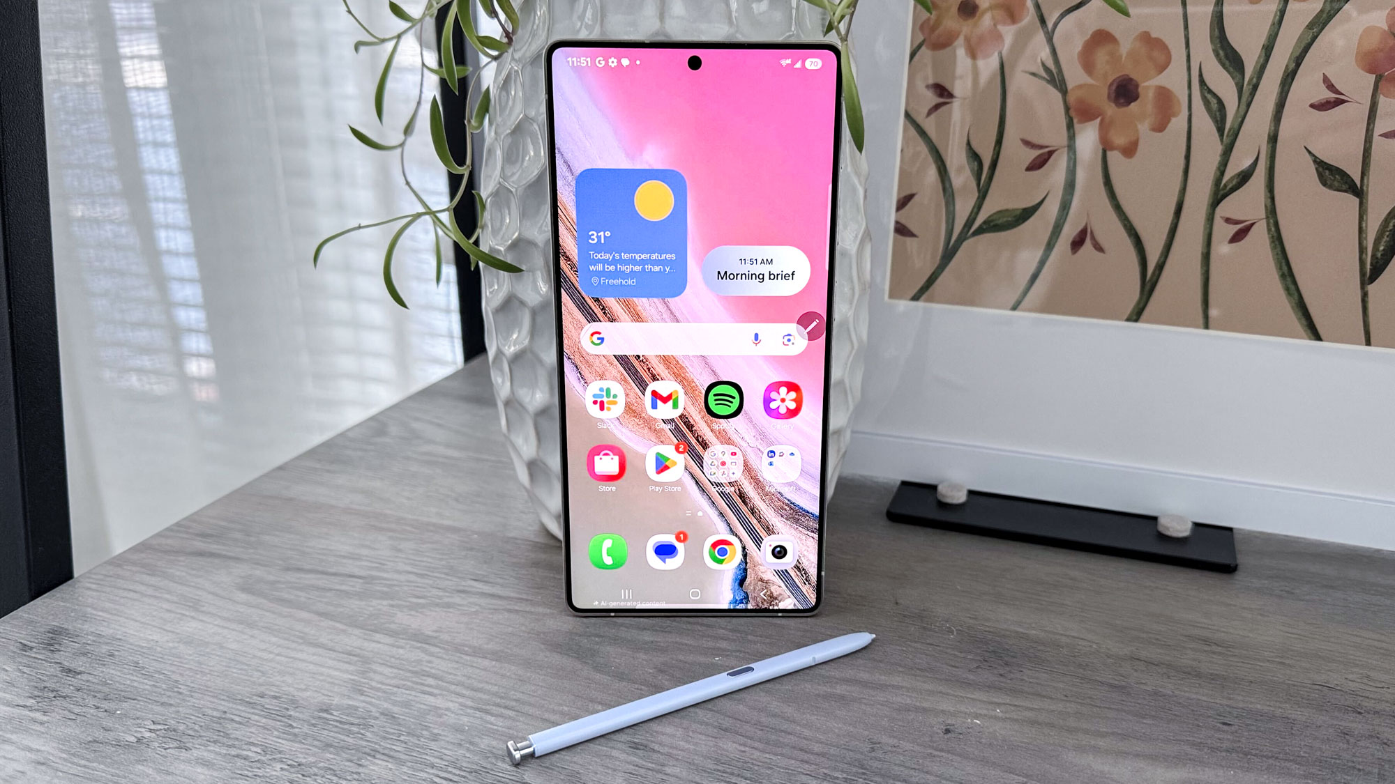 Écran du Galaxy S25 Ultra affichant l’écran d’accueil et le S Pen