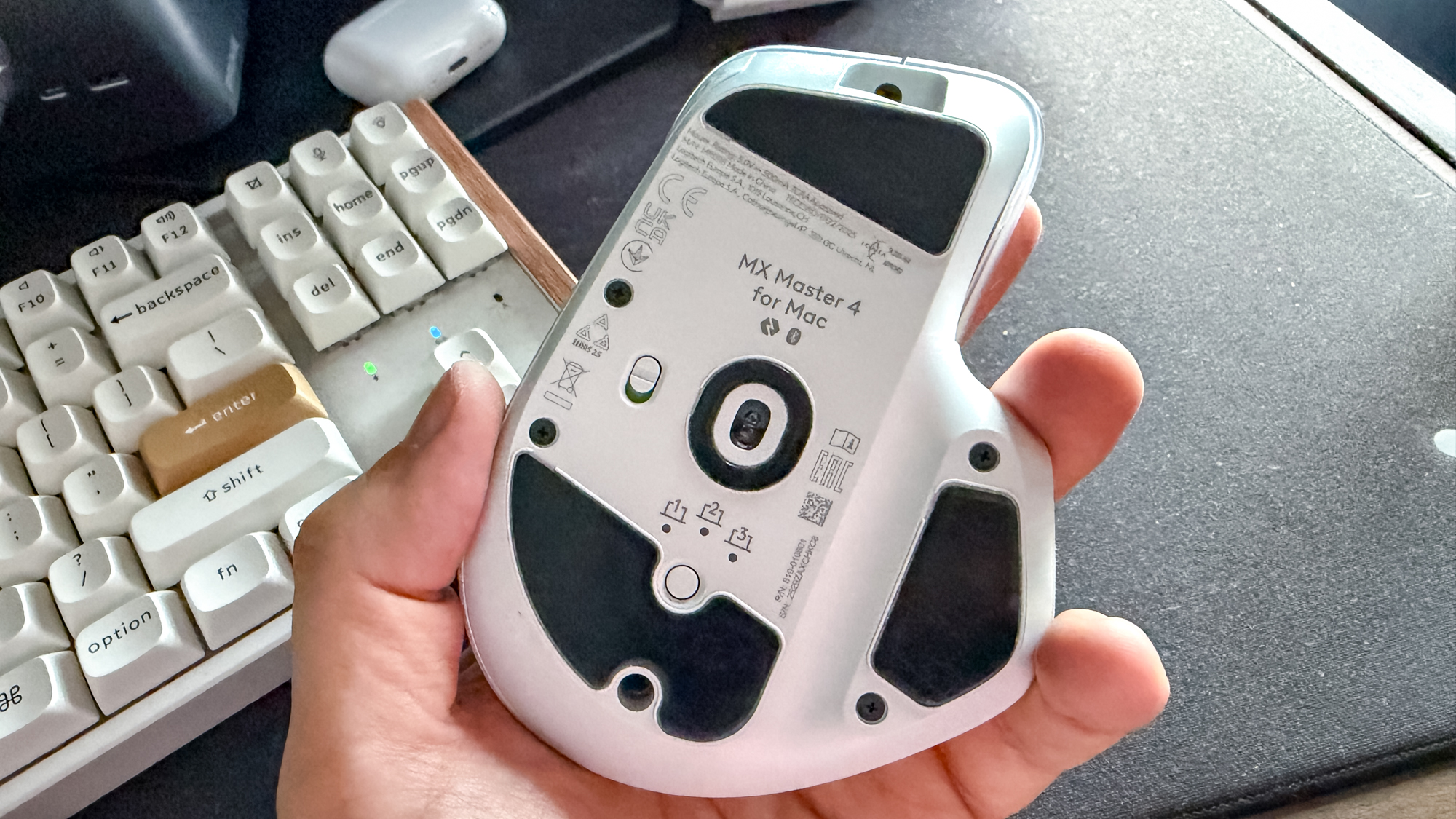 Logitech MX Master 4 souris sur le coussin de souris à côté du clavier