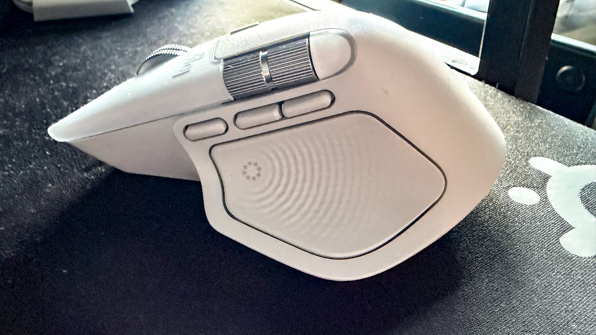 Logitech MX Master 4 souris sur le coussin de souris à côté du clavier