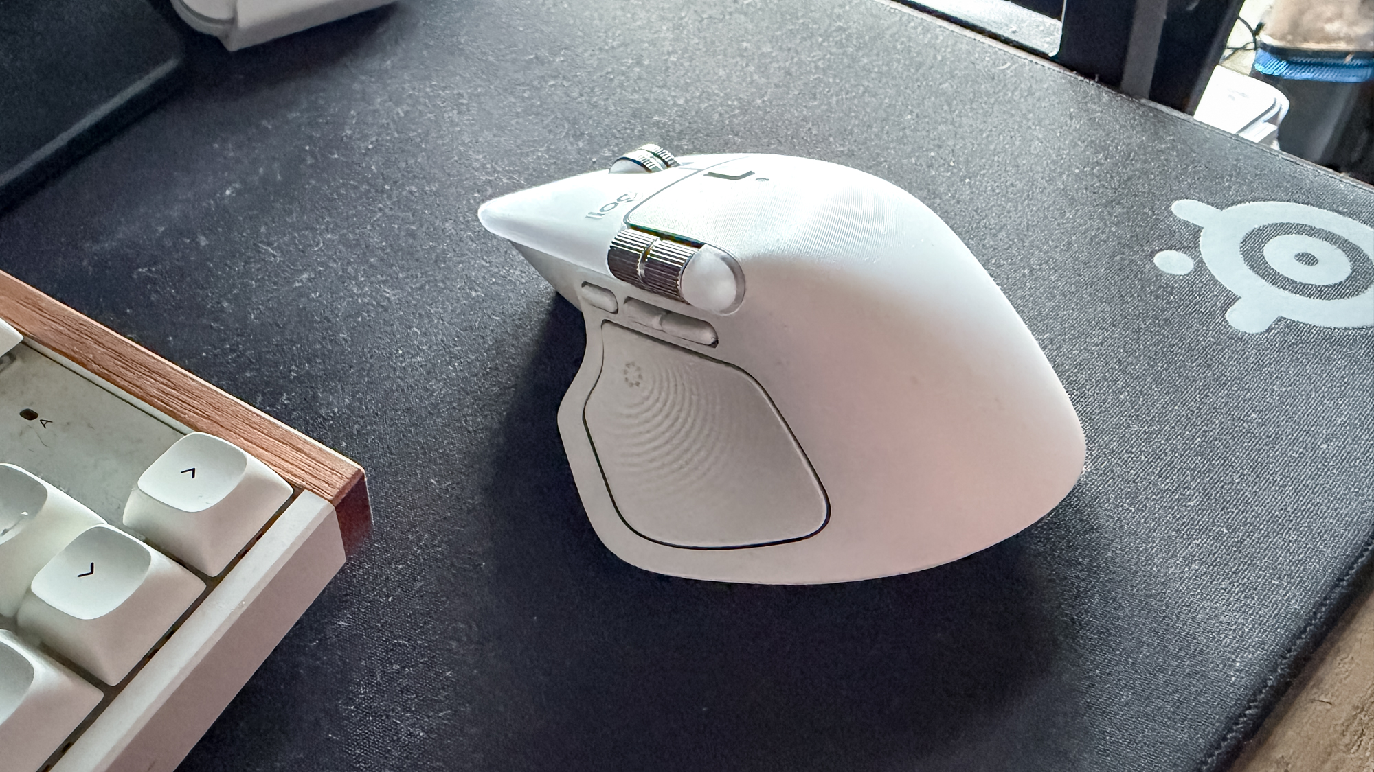 Logitech MX Master 4 souris sur le coussin de souris à côté du clavier