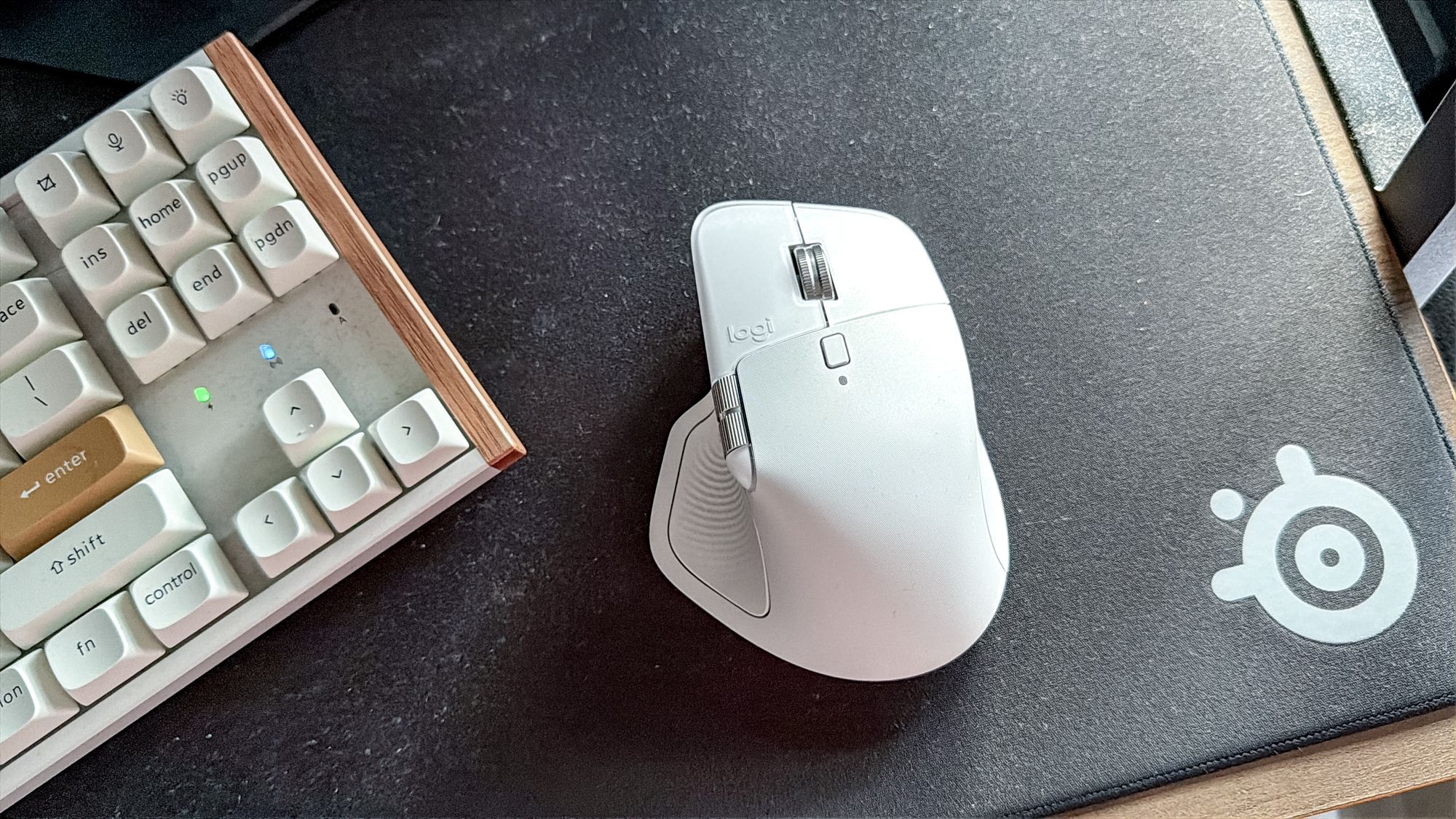 J'utilise MX Master 4 de Logitech depuis 2 semaines et c'est une révolution de la productivité – mais seulement pour les droitiers image-31935