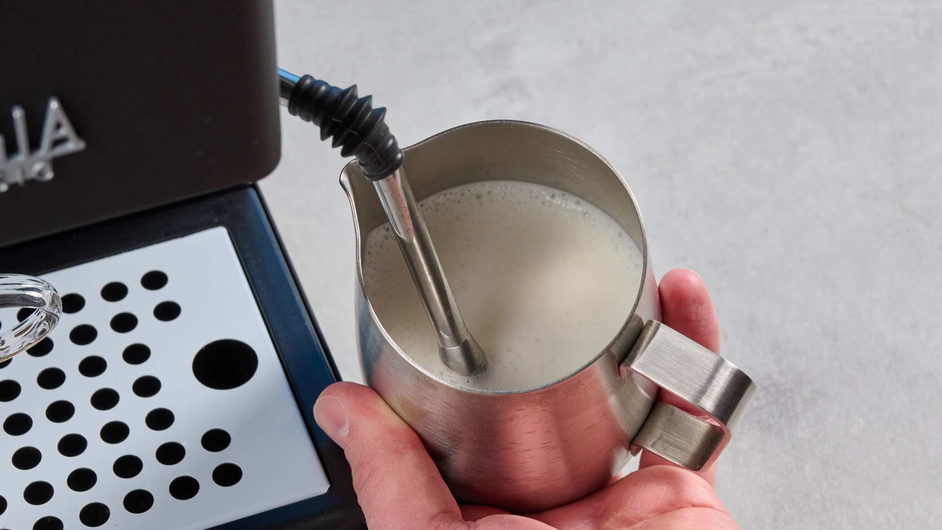 Le Gaggia Classic E24 EVO Pro fuminant lait