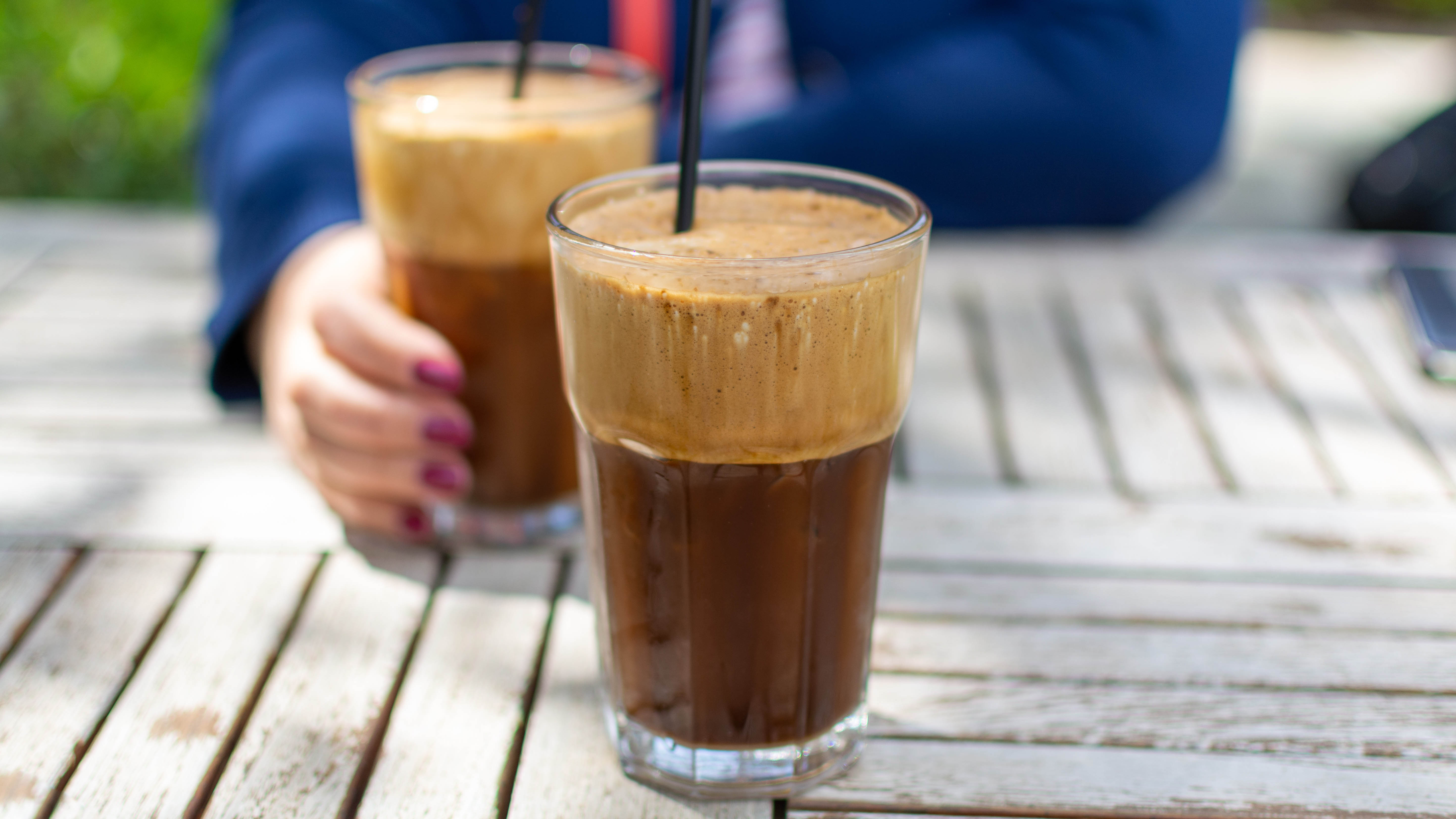 Deux verres de café Frappe sur une table