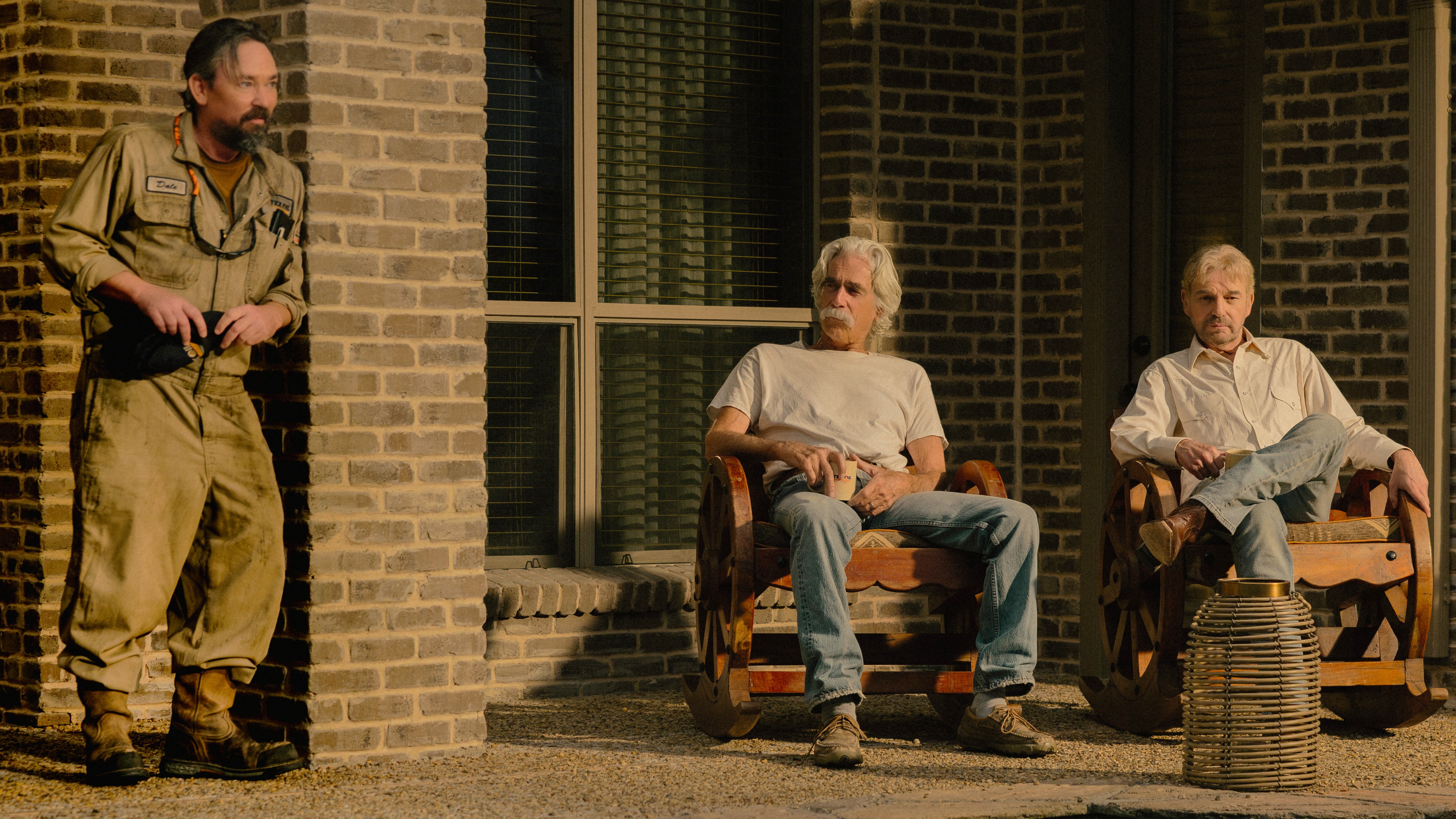 James Jordan en tant que Dale, Sam Elliott comme TL et Billy Bob Thornton en tant que Tommy dans & quot; Landman & quot; Saison 2.