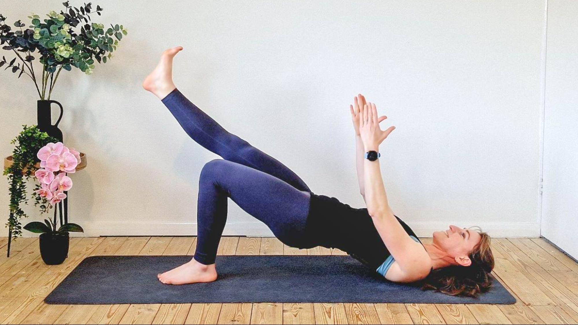 Patient Liz effectuant un pont à une seule jambe