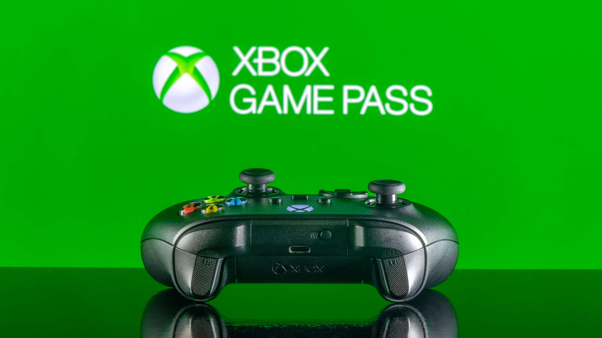 Logo Xbox Game Pass au-dessus d'une manette Xbox