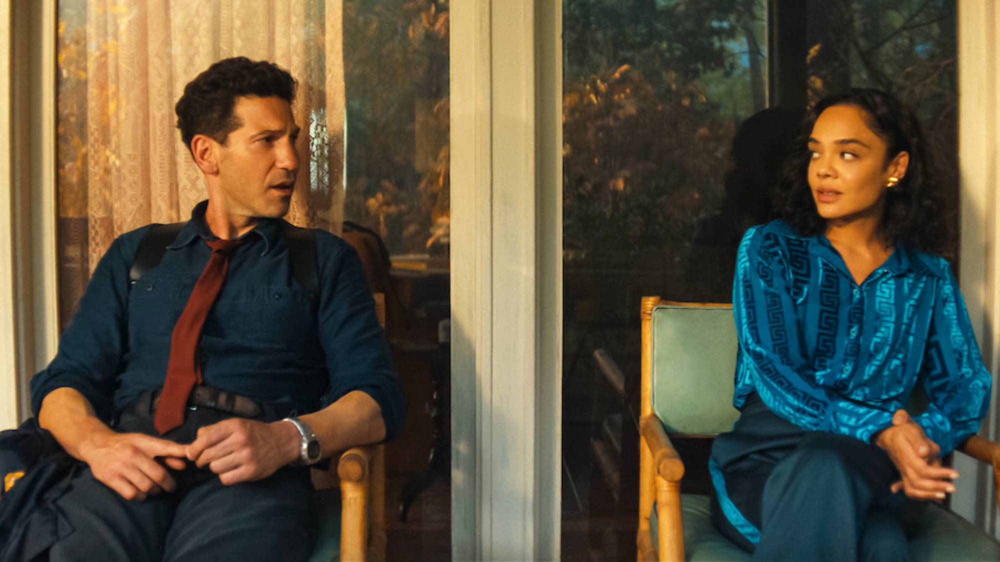 (De gauche à droite) Jon Bernthal dans le rôle de Jack et Tessa Thompson dans le rôle d'Anna dans la série