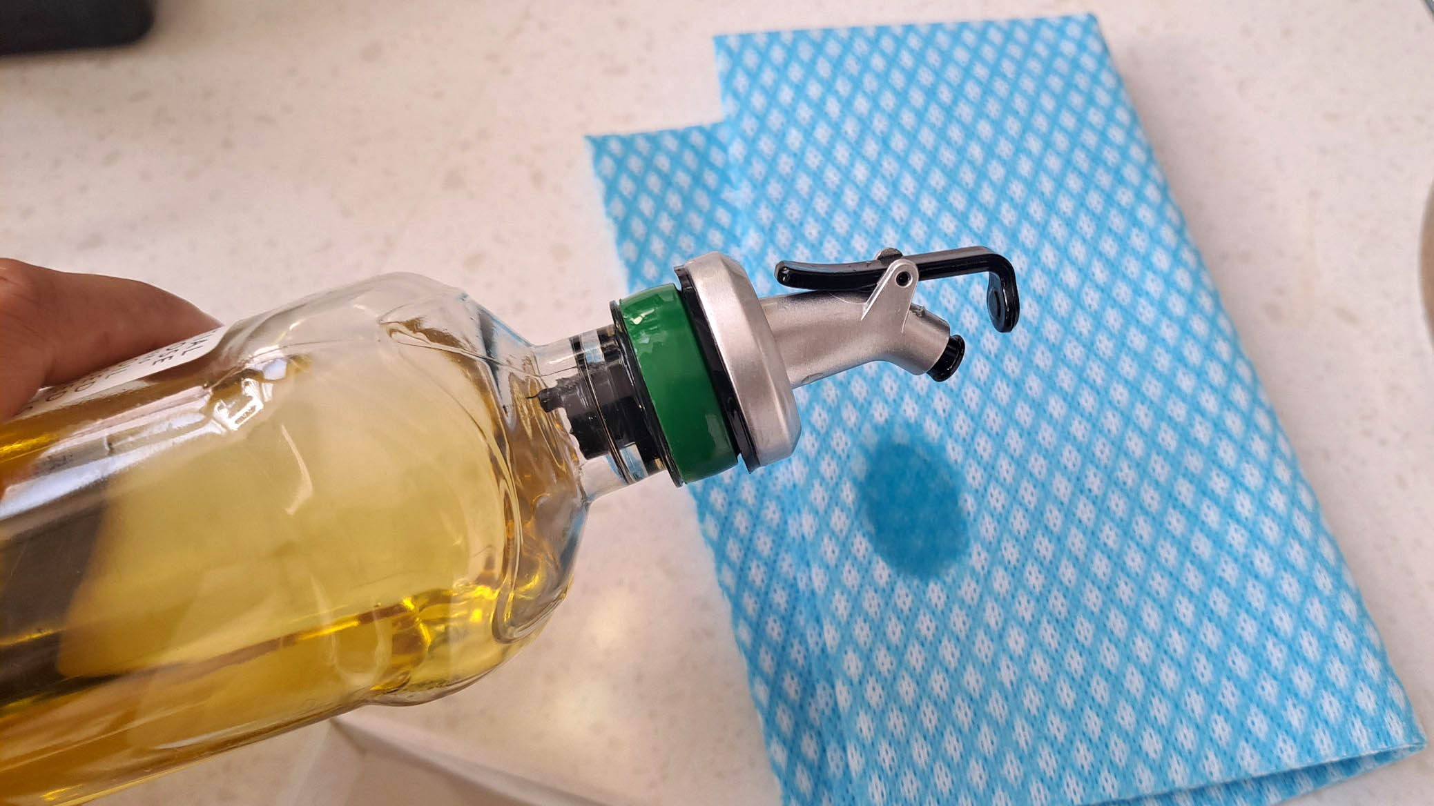 Goutte d'huile d'olive sur un tissu bleu