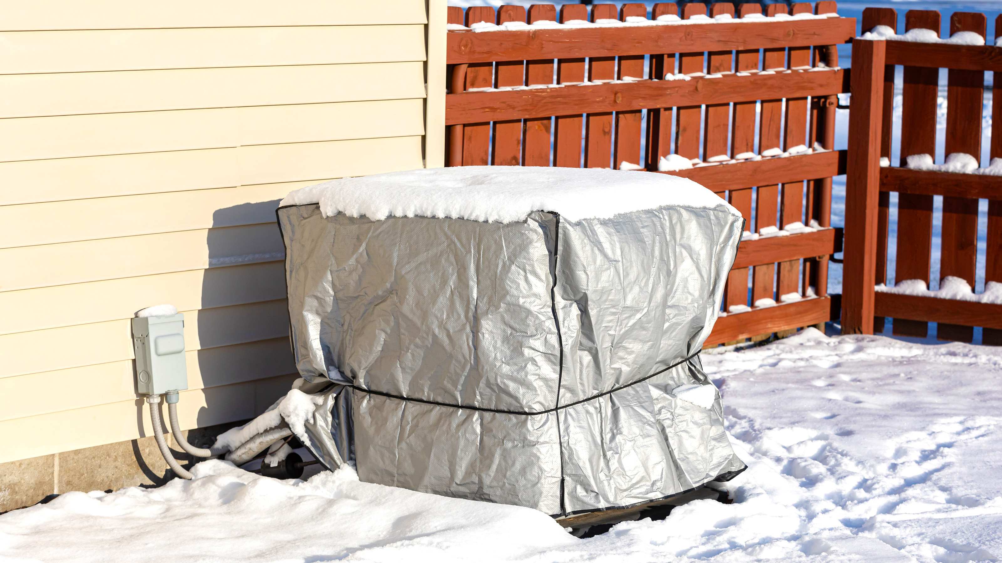 Unité CVC à l'extérieur par mauvais temps