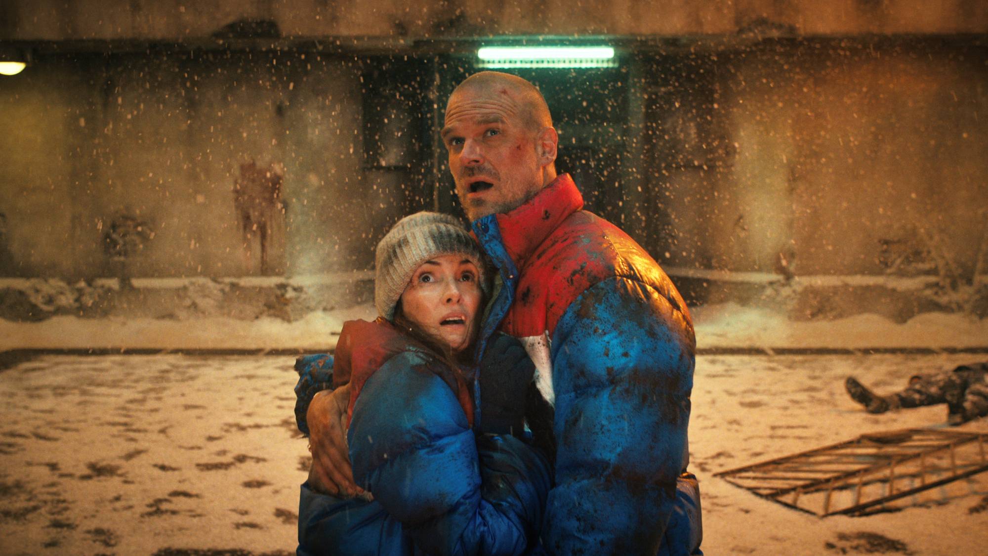 Winona Ryder dans le rôle de Joyce Byers et David Harbour dans le rôle de Jim Hopper dans