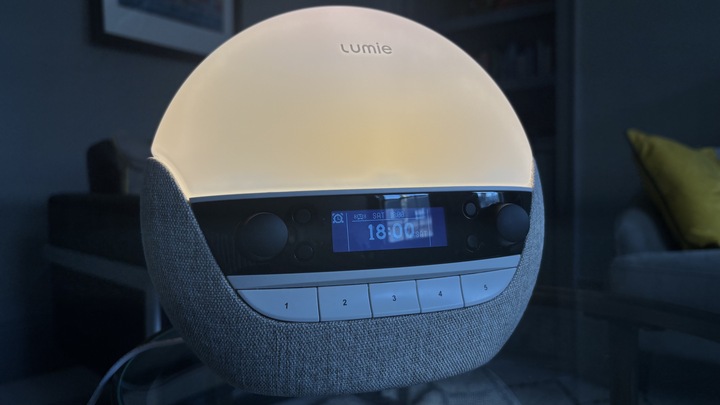 Le réveil Lumie Bodyclock Luxe 700FM au lever du soleil éclaire une pièce sombre avec une lueur imitant le lever du soleil.
