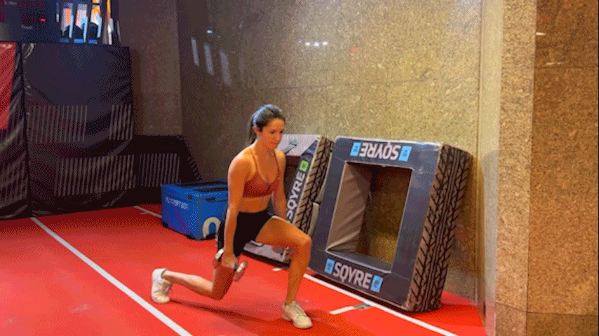 une photo de l'écrivain Lucy faisant une fente en marchant