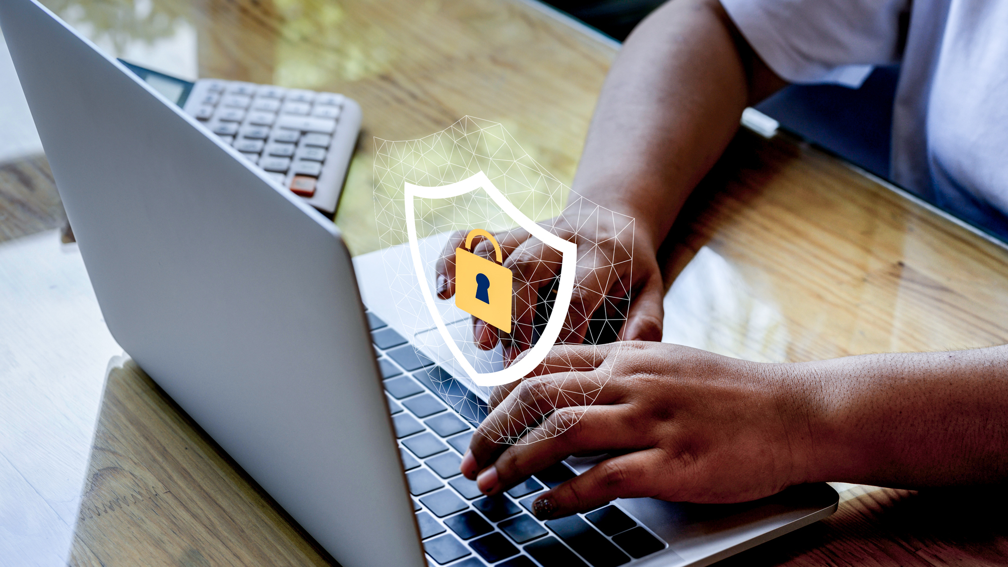 Mains tapant sur un ordinateur portable avec une icône de verrouillage