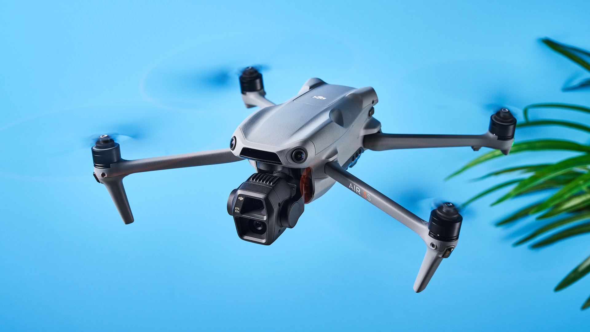 Un drone DJI Air 3S gris foncé