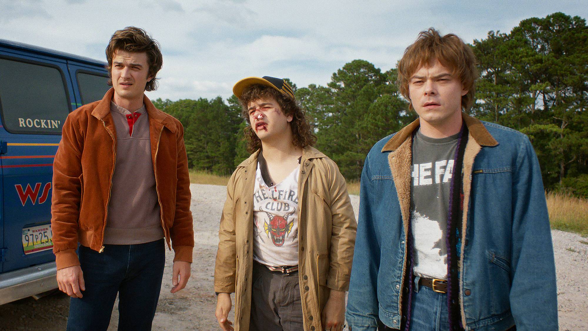 Joe Keery dans le rôle de Steve Harrington, Gaten Matarazzo dans le rôle de Dustin Henderson et Charlie Heaton dans le rôle de Jonathan Byers dans