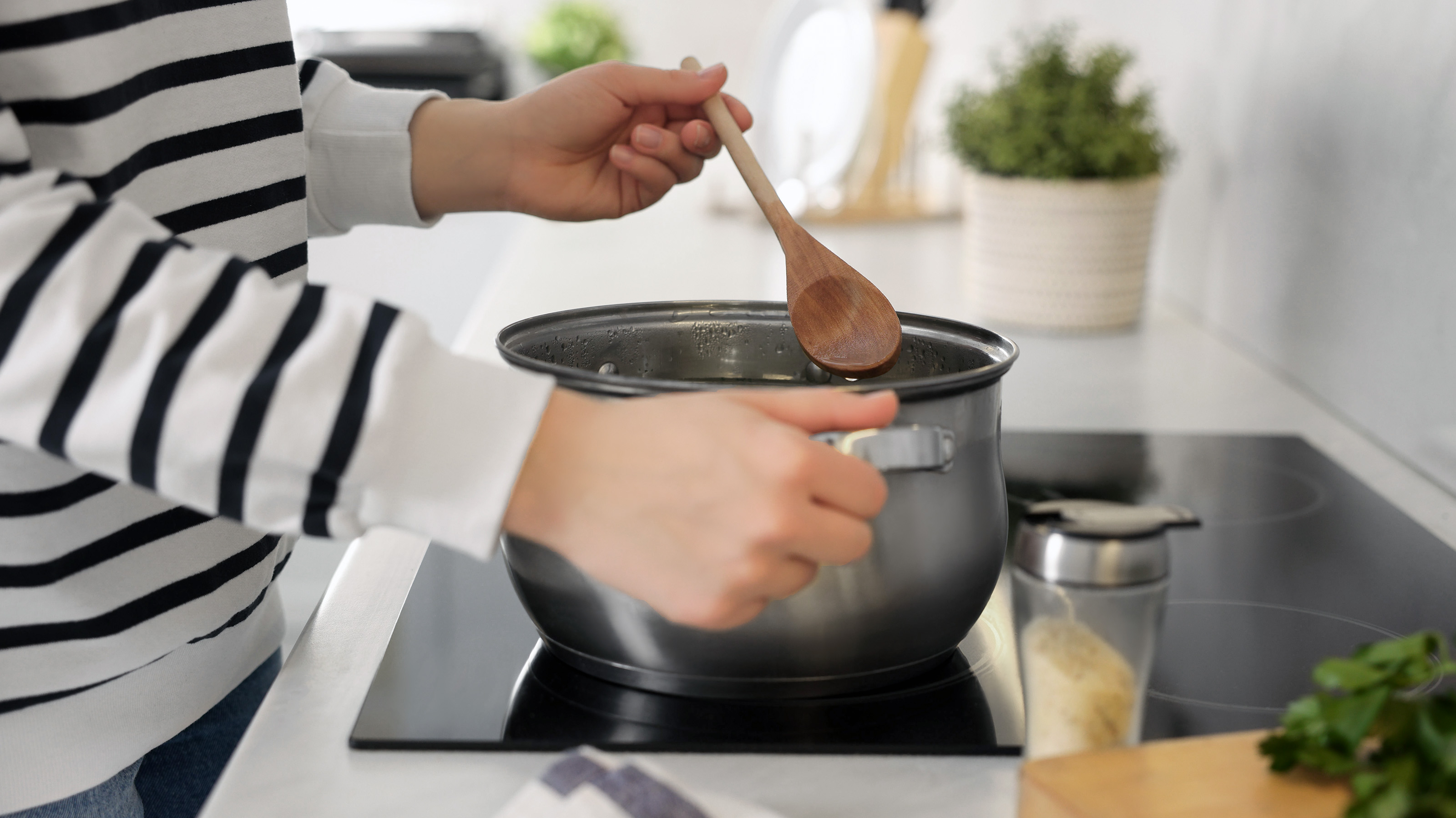 cuillère en bois utilisée pour remuer une casserole