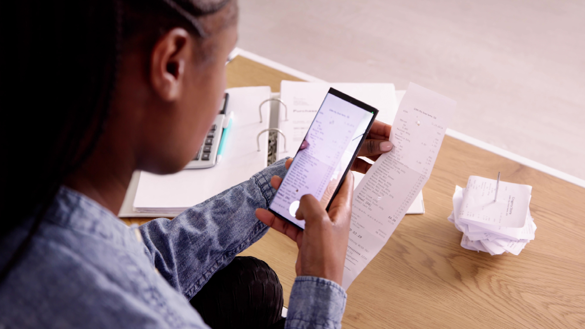 Femme prenant une photo du reçu