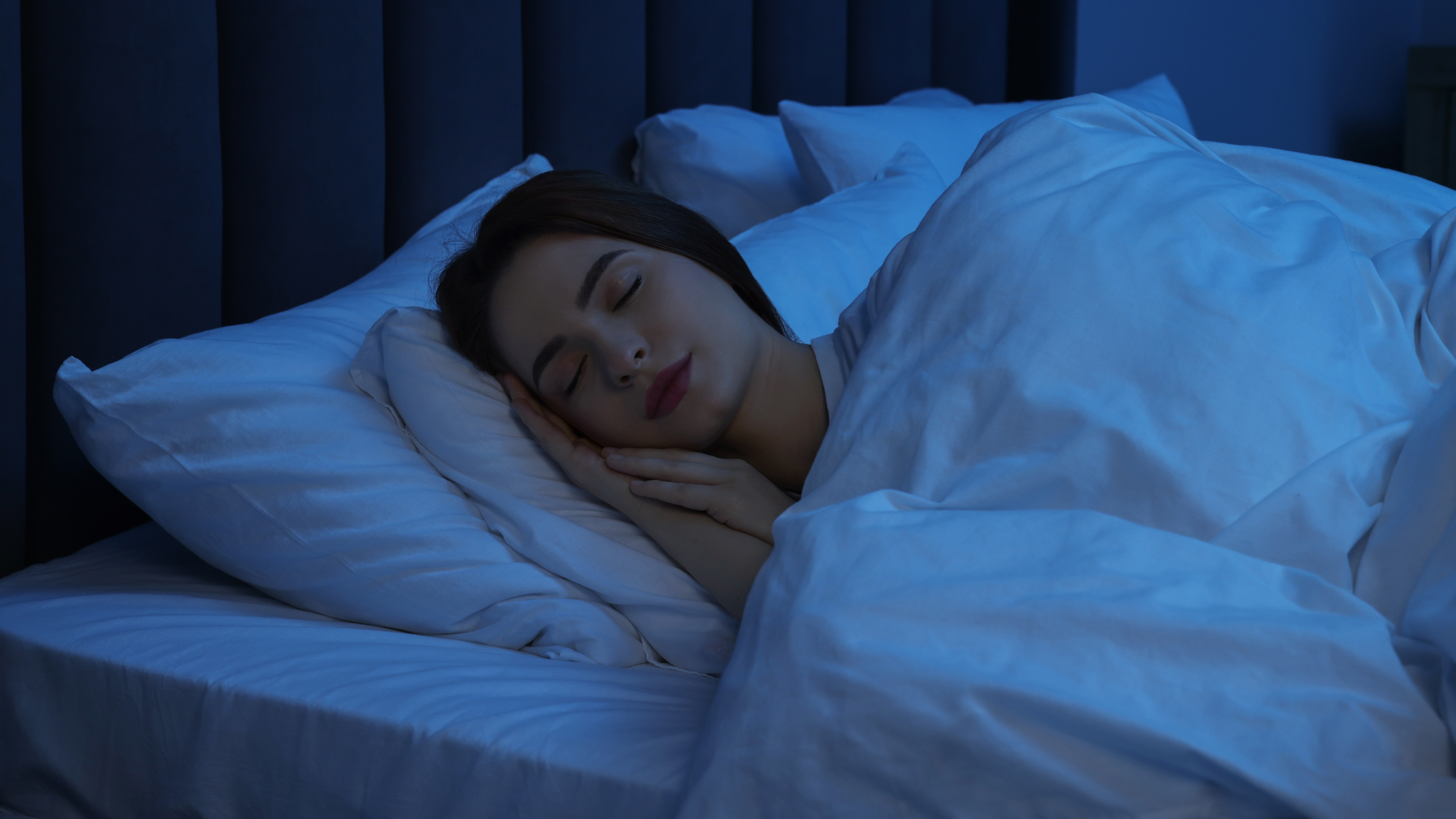 une femme qui dort dans son lit