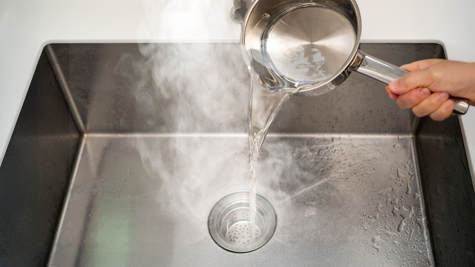 Vous ne devriez pas verser d’eau bouillante dans vos égouts, mais à quel point est-il trop chaud ? J'ai demandé à un plombier image-33877