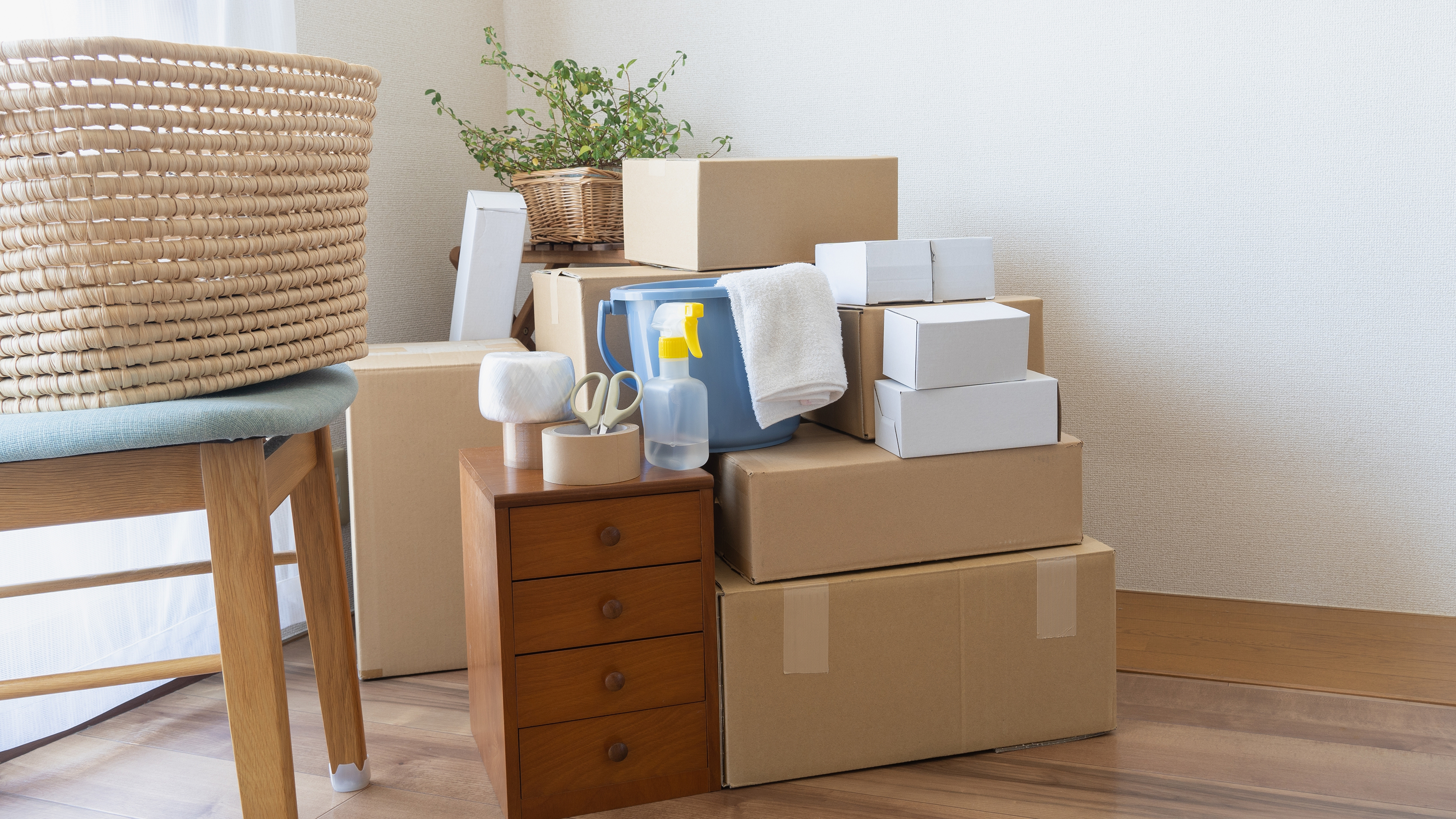 cartons de déménagement dans un couloir en bois