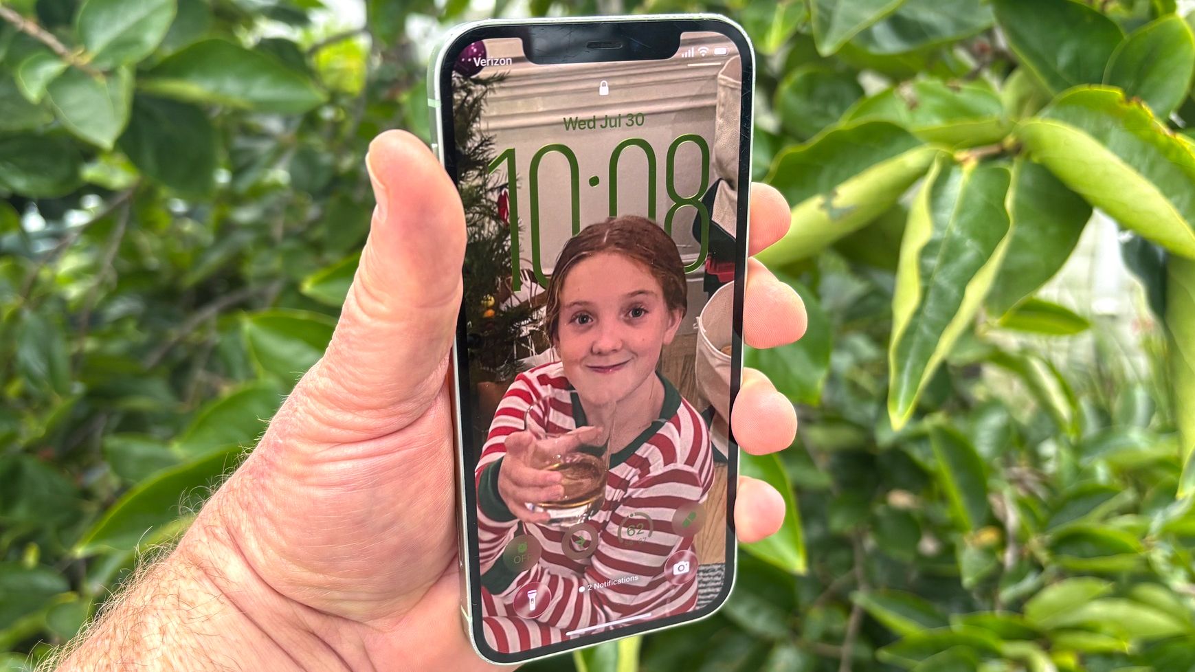 J'ai personnalisé l'écran de verrouillage de mon iPhone à l'aide du nouveau curseur de transparence d'iOS 26.2 et je suis plus satisfait de son apparence image-34020